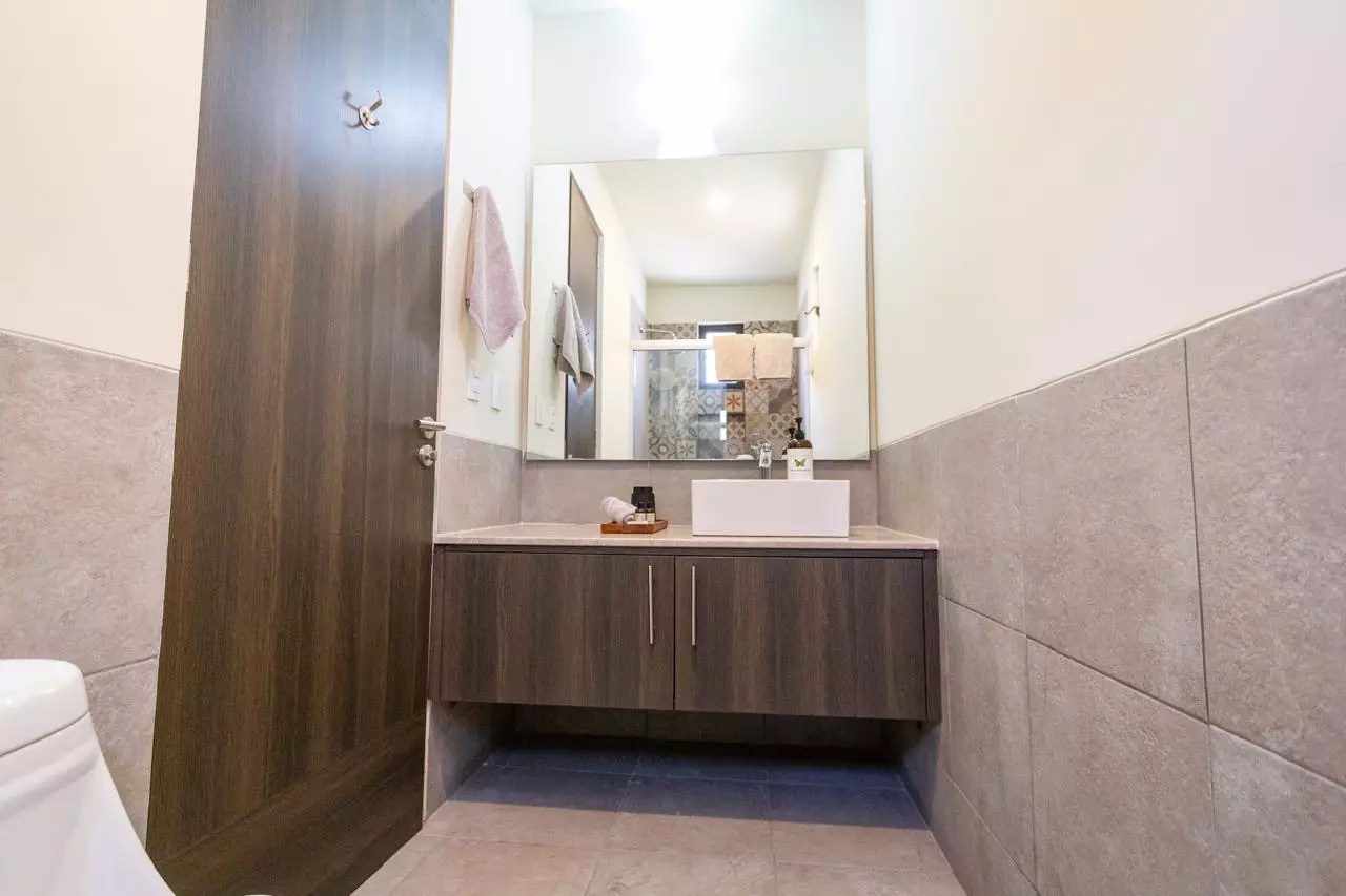 Departamento Nahme Quintas de Allende — Quinta de Allende, San Miguel de Allende — photo 8 — contemporary spa-inspired master bathroom