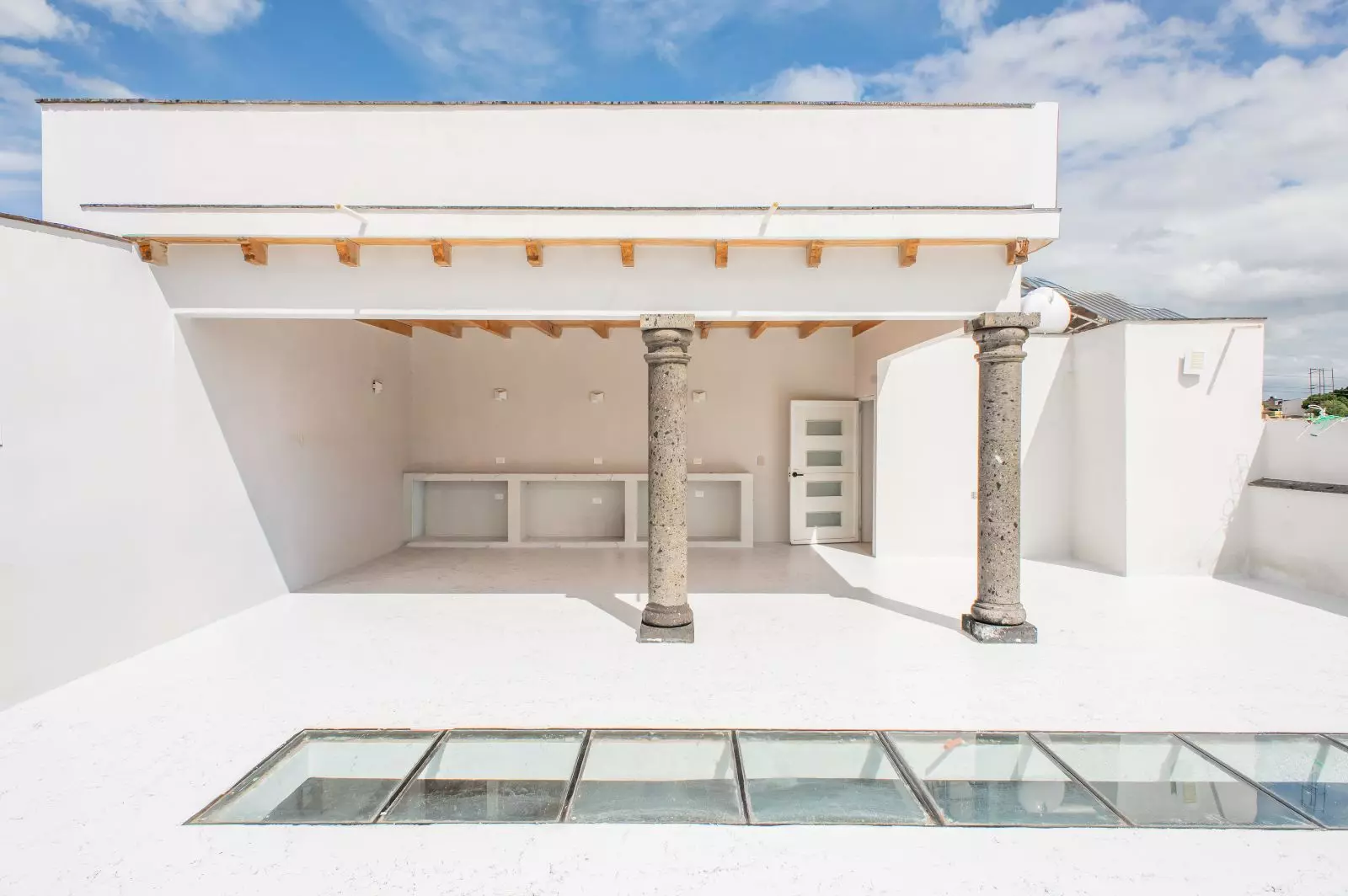 Casa Sara — Lindavista, San Miguel de Allende — photo 25 — contemporary covered terrace, architectural columns