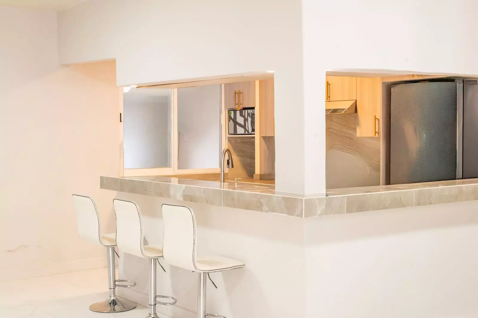 Casa Sara — Lindavista, San Miguel de Allende — photo 6 — luminous modern kitchen, sophisticated bar seating