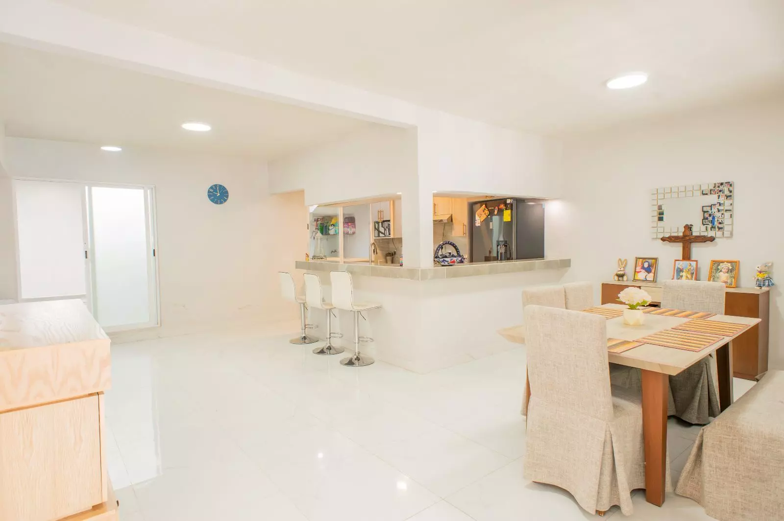 Casa Sara — Lindavista, San Miguel de Allende — photo 8 — luminous open-concept living space