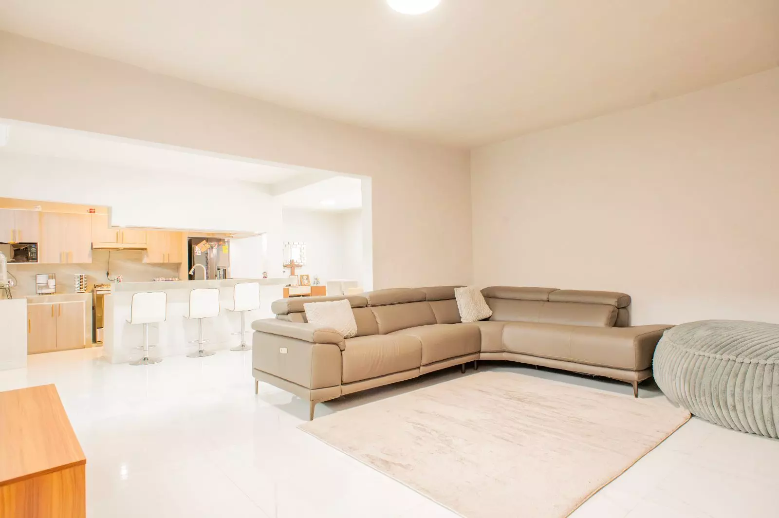 Casa Sara — Lindavista, San Miguel de Allende — photo 5 — contemporary open-plan living, sophisticated neutral palette