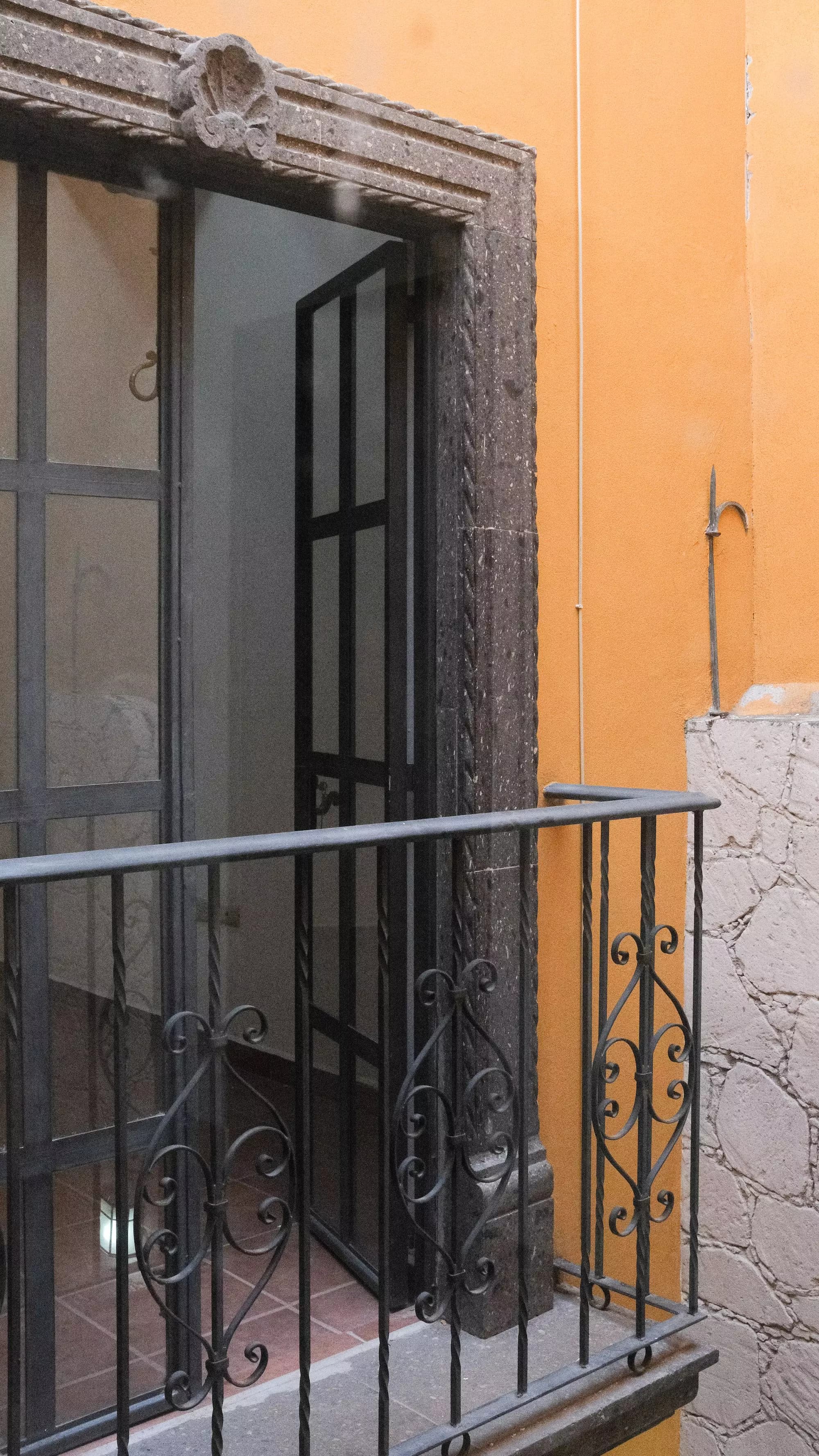 Casa La Lomita — La Lomita, San Miguel de Allende — photo 9 — charming colonial balcony, vibrant details