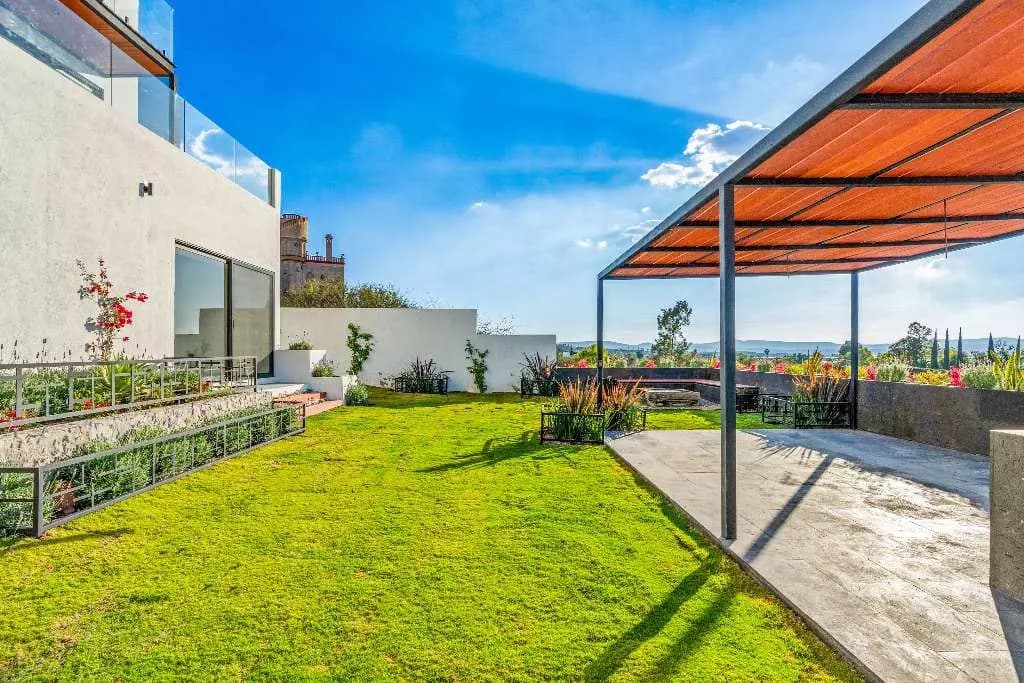 Casa De La Vista — Residencial Malanquin la Mesa, San Miguel de Allende — photo 13 — expansive rooftop garden with panoramic views