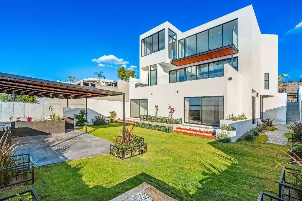 Casa De La Vista — Residencial Malanquin la Mesa, San Miguel de Allende — photo 4 — contemporary elegance meets lush outdoor living