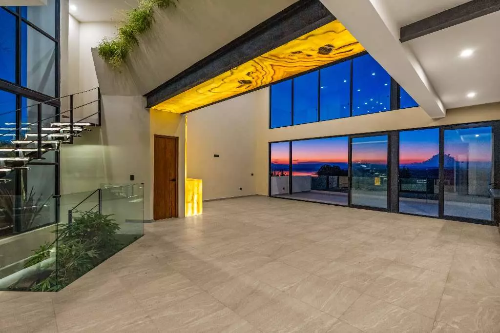 Casa De La Vista — Residencial Malanquin la Mesa, San Miguel de Allende — photo 6 — breathtaking sunset views, soaring ceilings