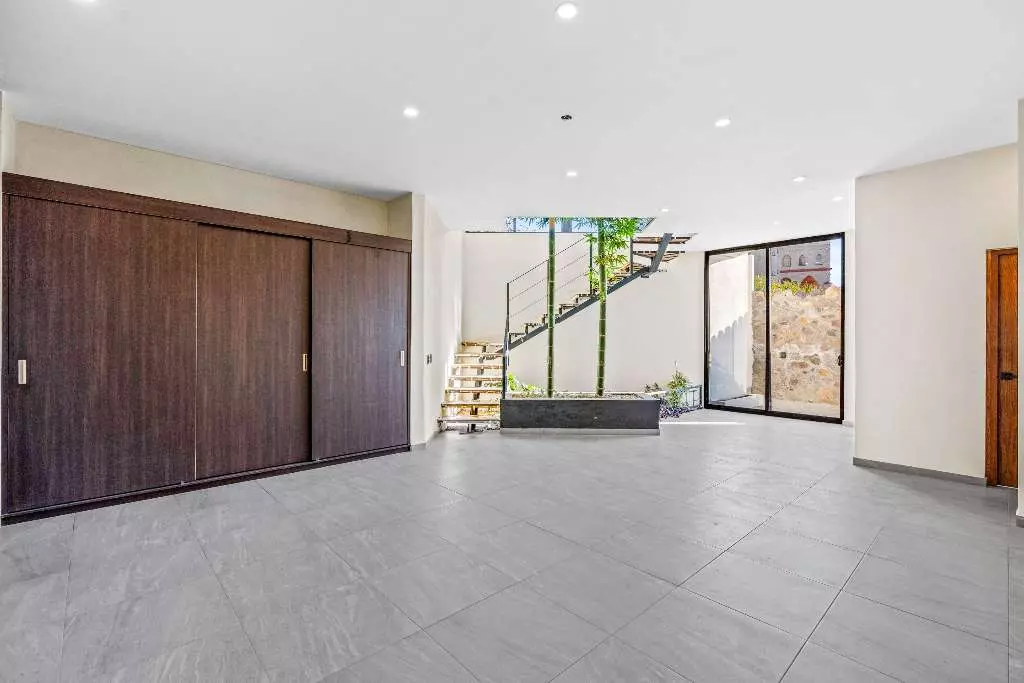 Casa De La Vista — Residencial Malanquin la Mesa, San Miguel de Allende — photo 9 — sophisticated open living with soaring ceilings