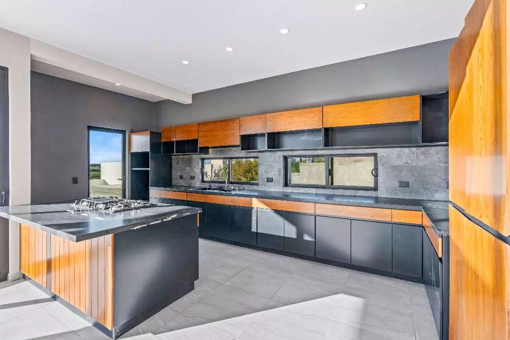 Casa De La Vista — Residencial Malanquin la Mesa, San Miguel de Allende — photo 2 — contemporary chef's kitchen, radiant sunlight
