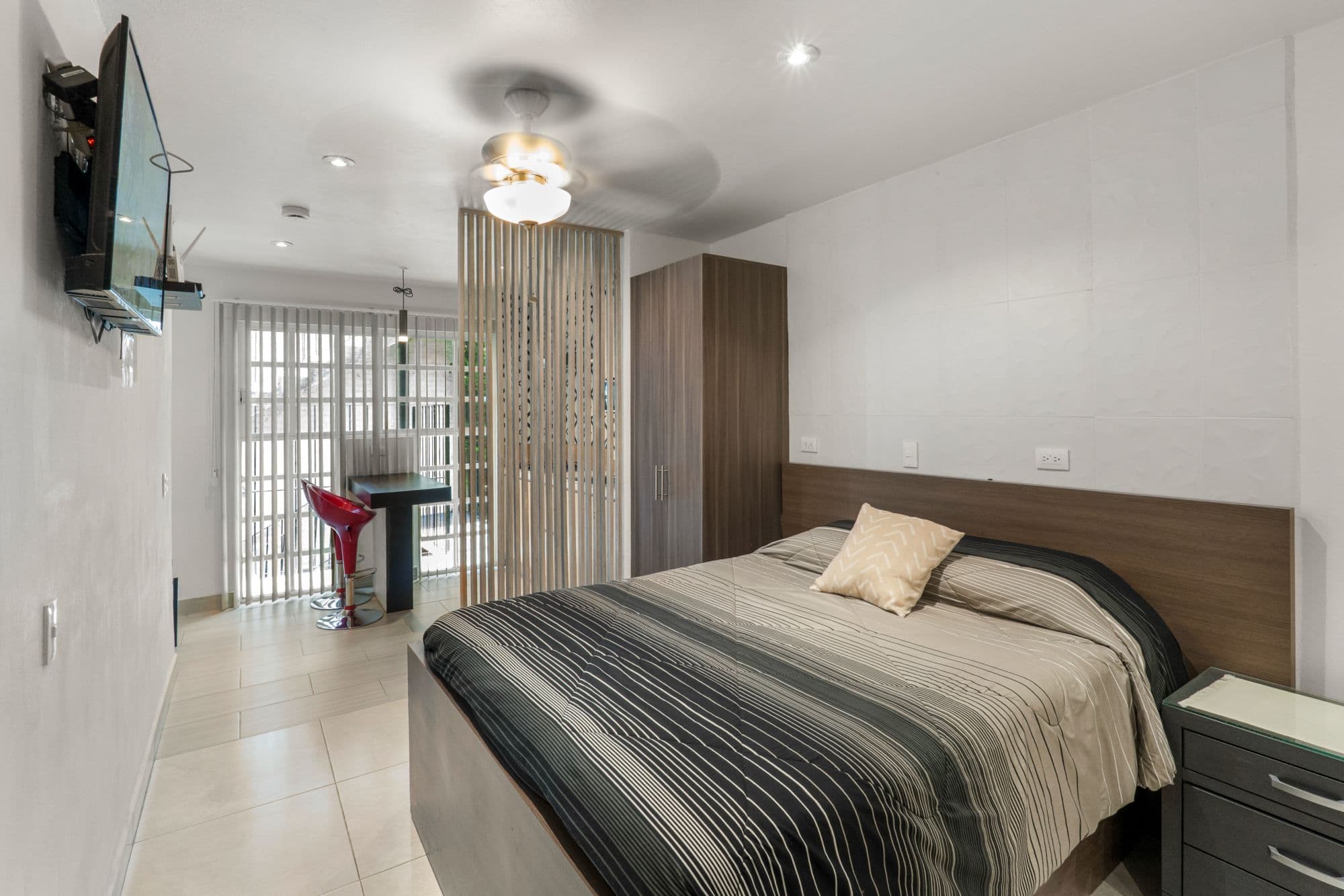 Depas Oratorio — Centro, San Miguel de Allende — photo 3 — modern master suite with abundant natural light