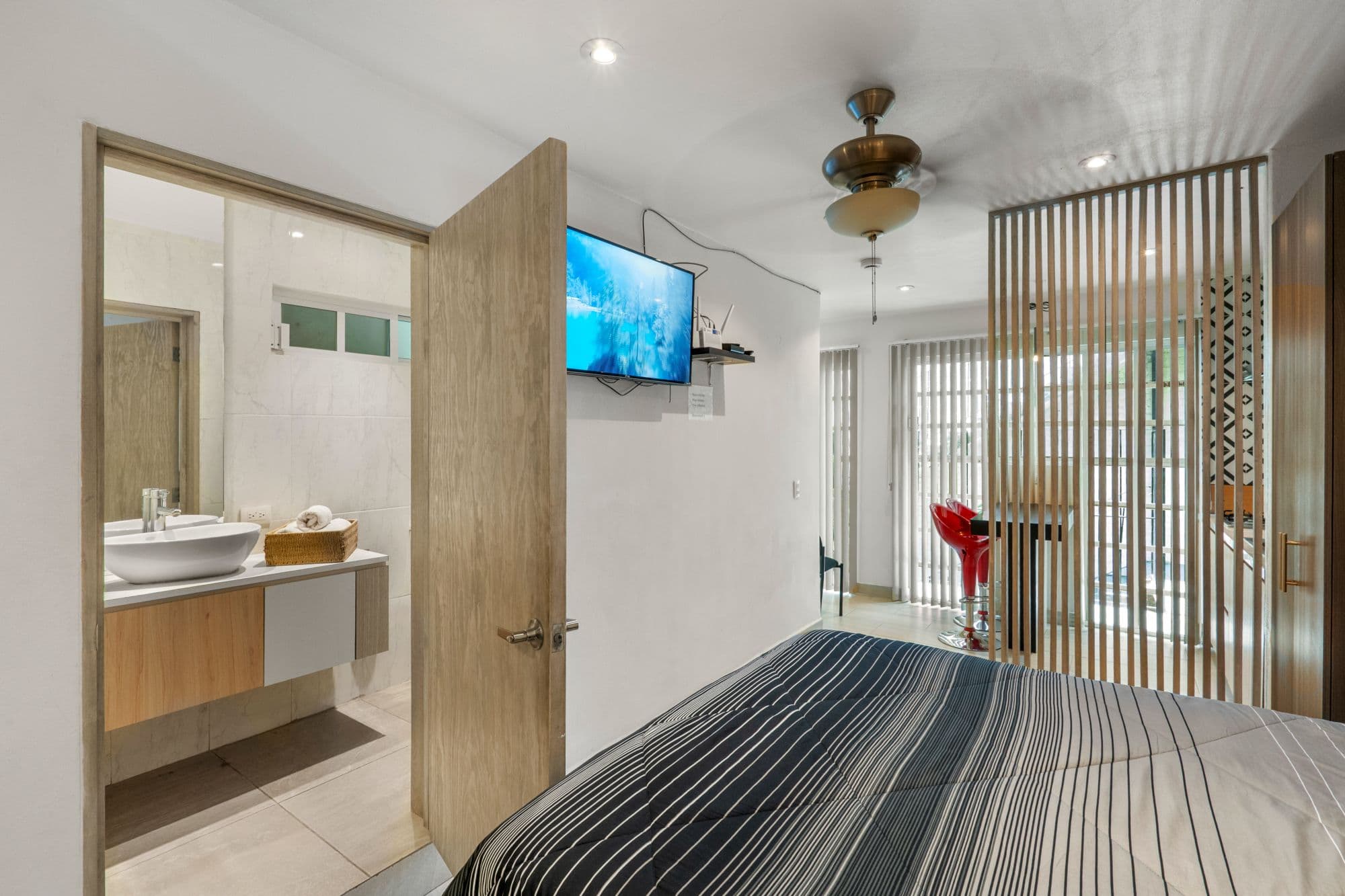 Depas Oratorio — Centro, San Miguel de Allende — photo 4 — modern master suite with spa-inspired ensuite