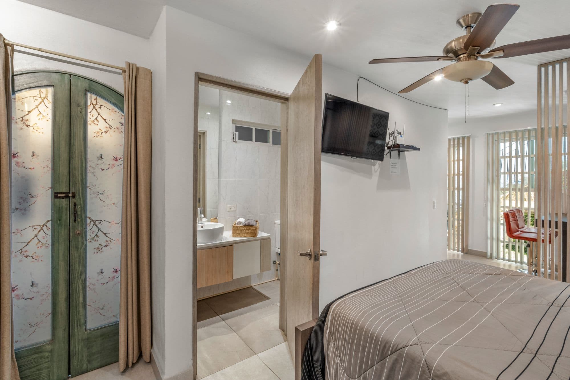 Depas Oratorio — Centro, San Miguel de Allende — photo 11 — spa-inspired ensuite sanctuary with natural light