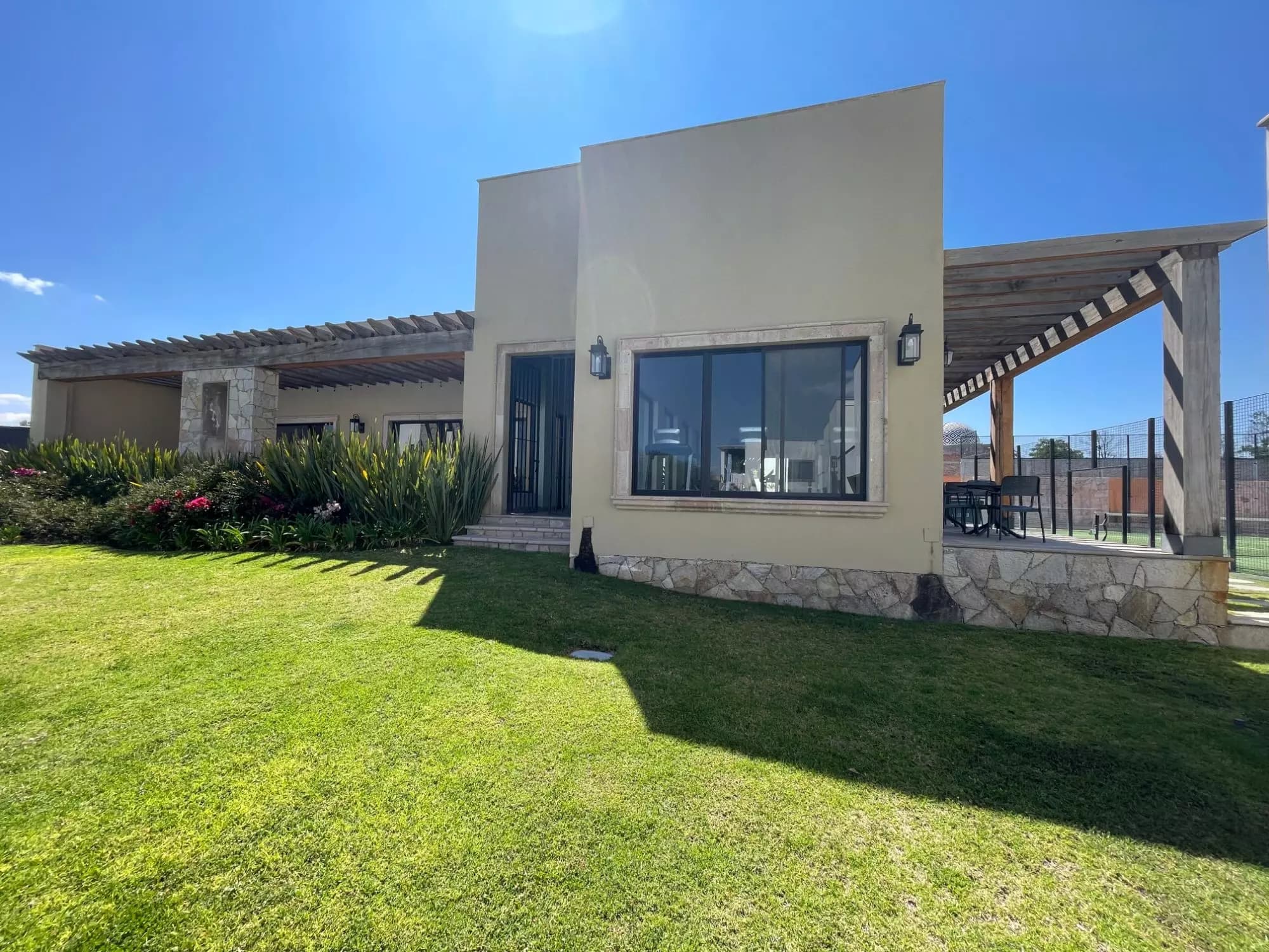 Casa Torreón PB — Atascadero (Arcos de San Miguel), San Miguel de Allende — photo 9 — contemporary elegance meets lush gardens