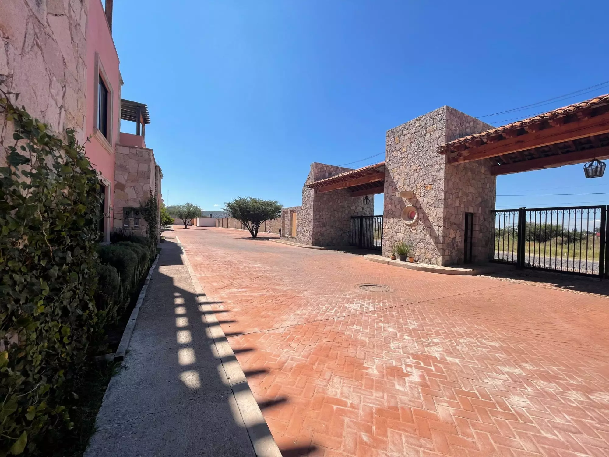 Casa Torreón PB — Atascadero (Arcos de San Miguel), San Miguel de Allende — photo 17 — sunlit courtyard, rustic stone elegance