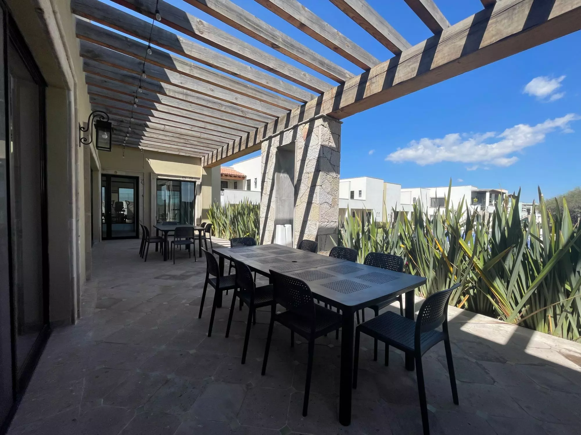 Casa Torreón PB — Atascadero (Arcos de San Miguel), San Miguel de Allende — photo 11 — contemporary outdoor living with architectural pergola