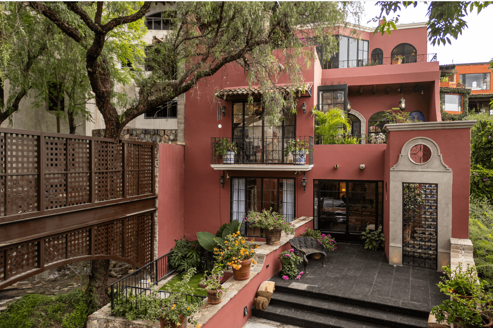 Casa del Arroyo — Ojo de Agua, San Miguel de Allende — photo 16 — charming courtyard, mature trees, vibrant character