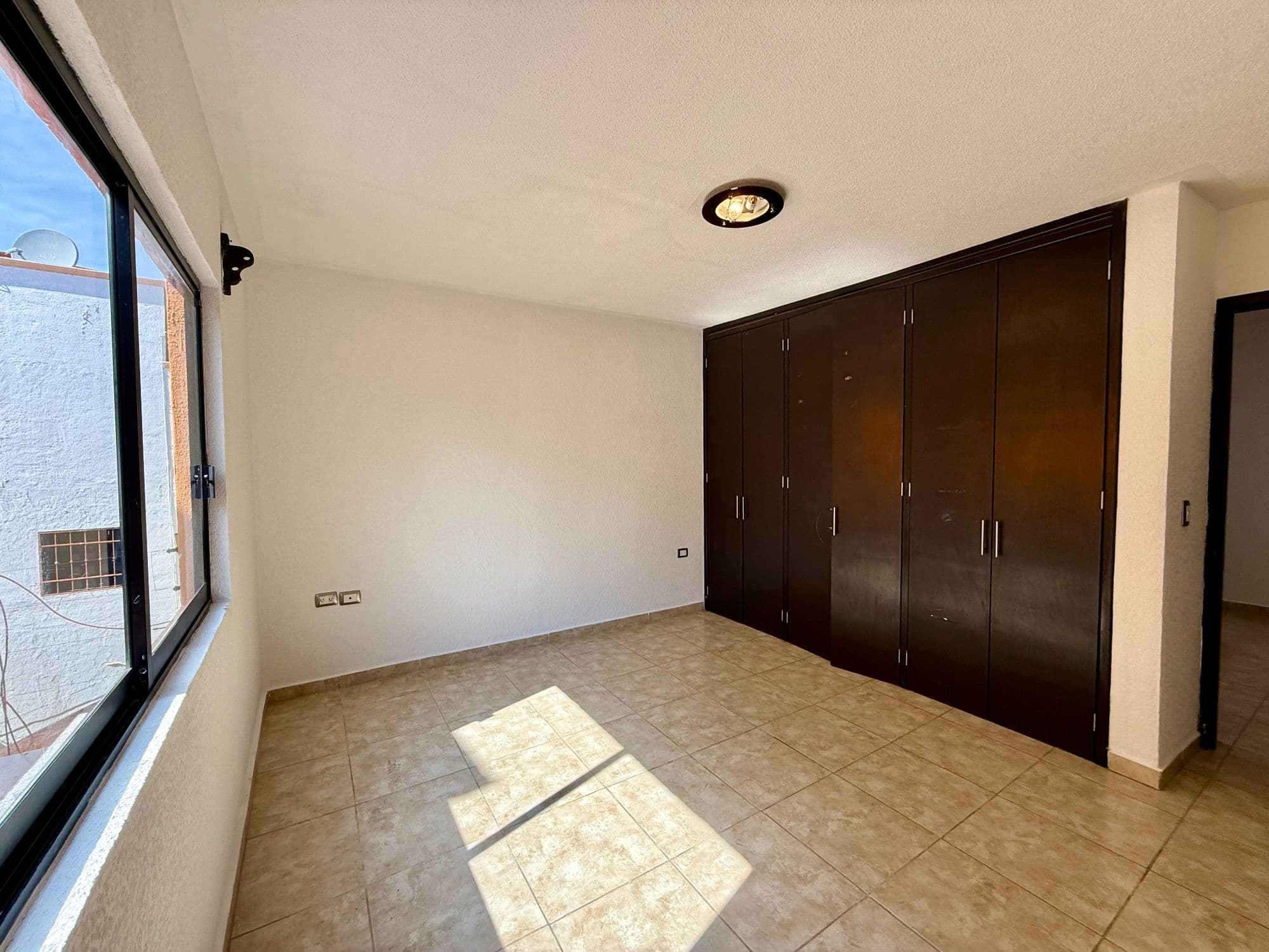 VENTA CASA 11 ANTIGUO CAMINO A LA LEJONA โ La Lejona, San Miguel de Allende โ photo 8 โ luminous bedroom with elegant cabinetry