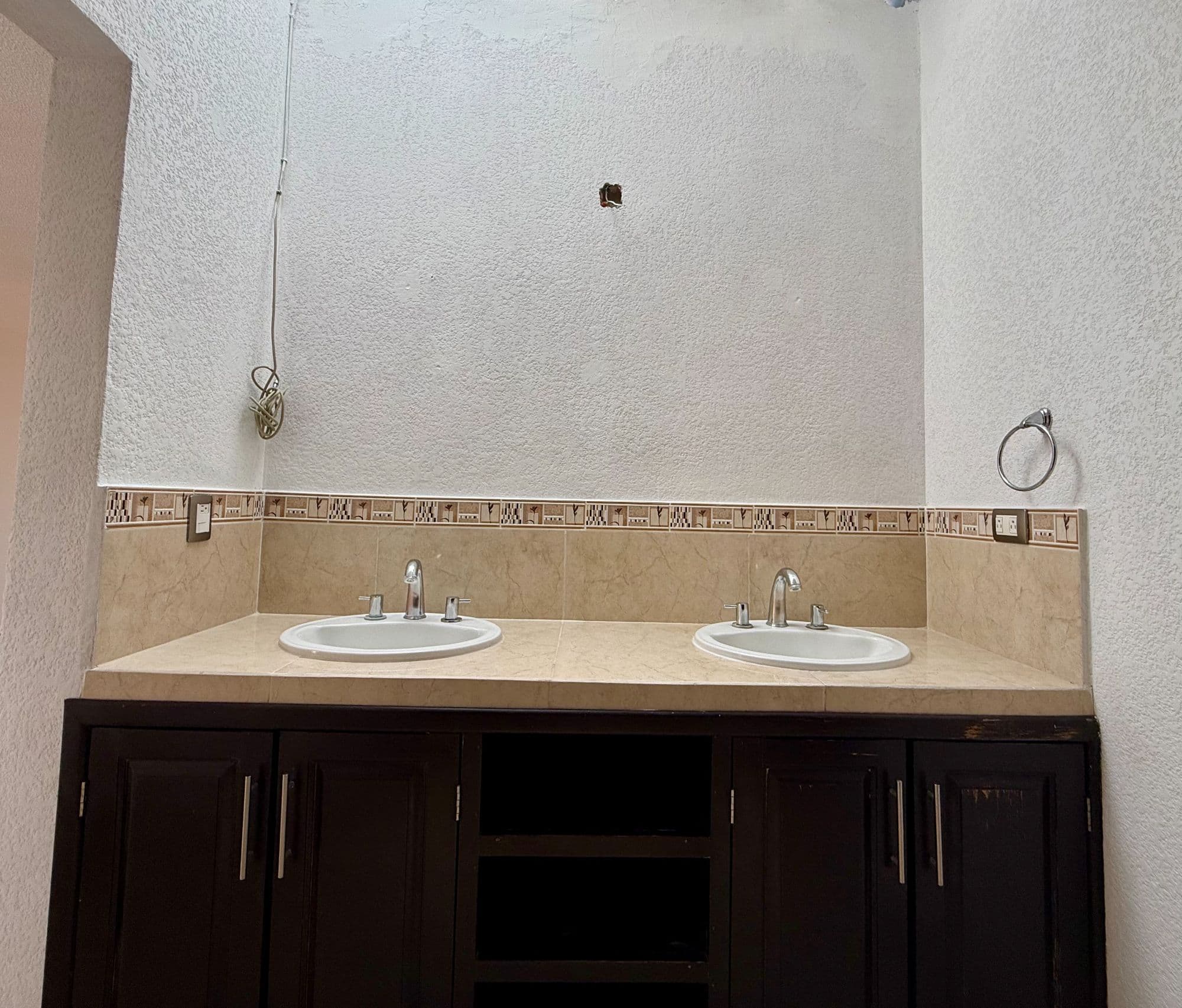 VENTA CASA 11 ANTIGUO CAMINO A LA LEJONA โ La Lejona, San Miguel de Allende โ photo 10 โ elegant dual vanity bathroom space