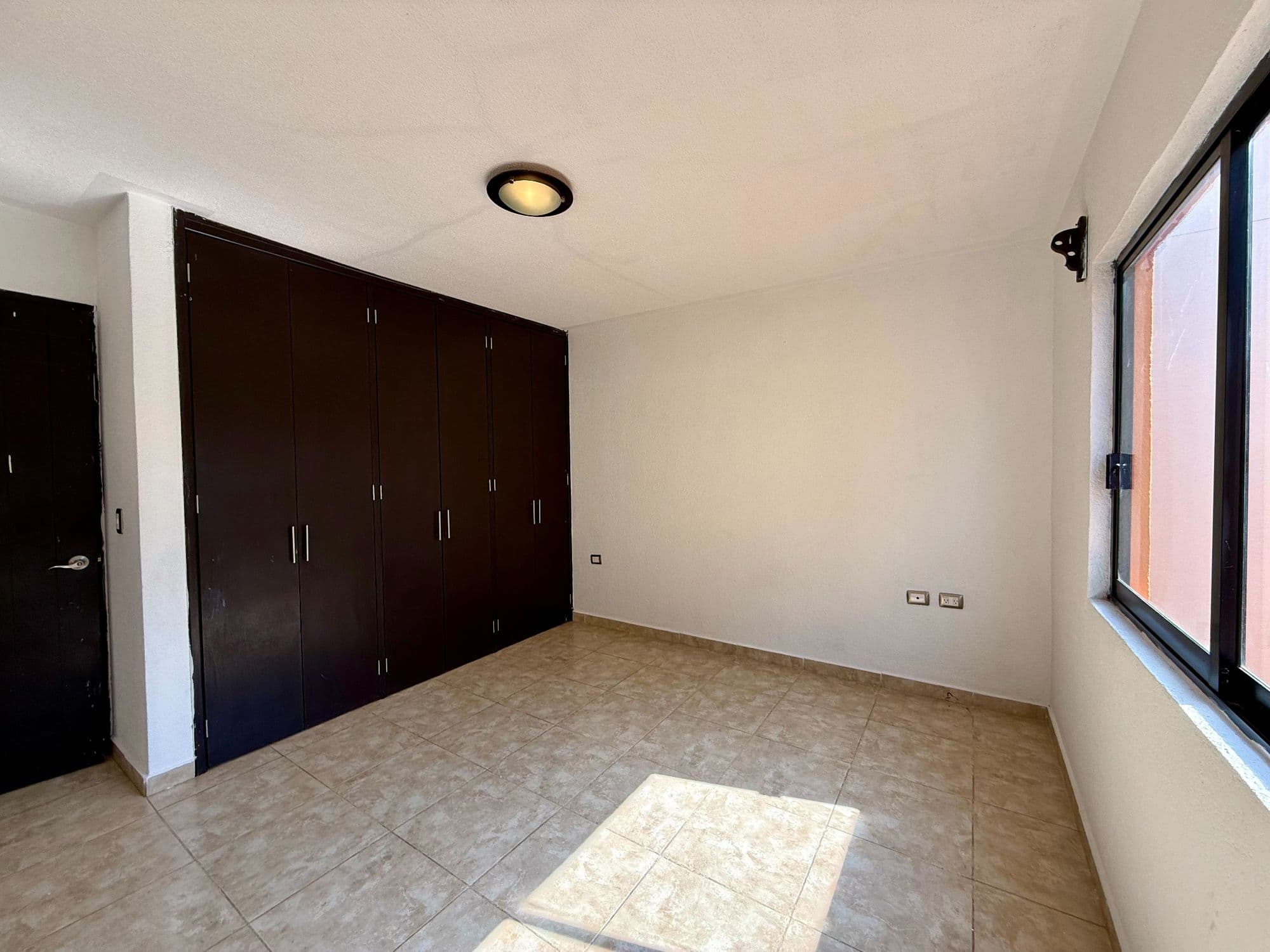 VENTA CASA 11 ANTIGUO CAMINO A LA LEJONA โ La Lejona, San Miguel de Allende โ photo 11 โ spacious bedroom with abundant natural light
