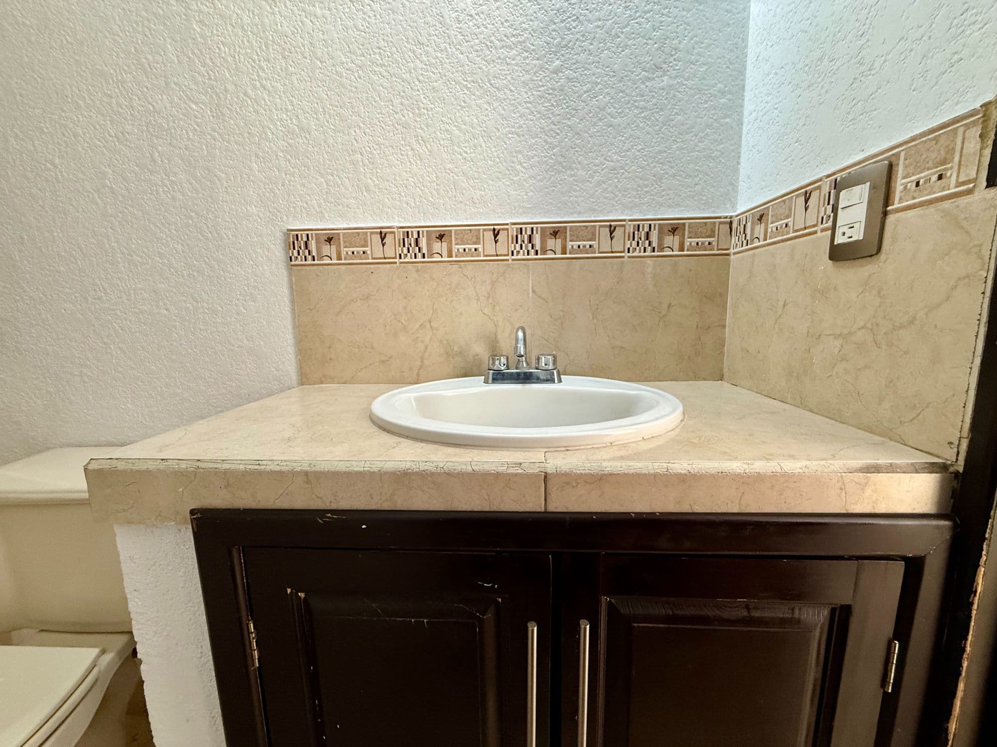 VENTA CASA 11 ANTIGUO CAMINO A LA LEJONA โ La Lejona, San Miguel de Allende โ photo 6 โ elegant vanity, warm travertine finishes