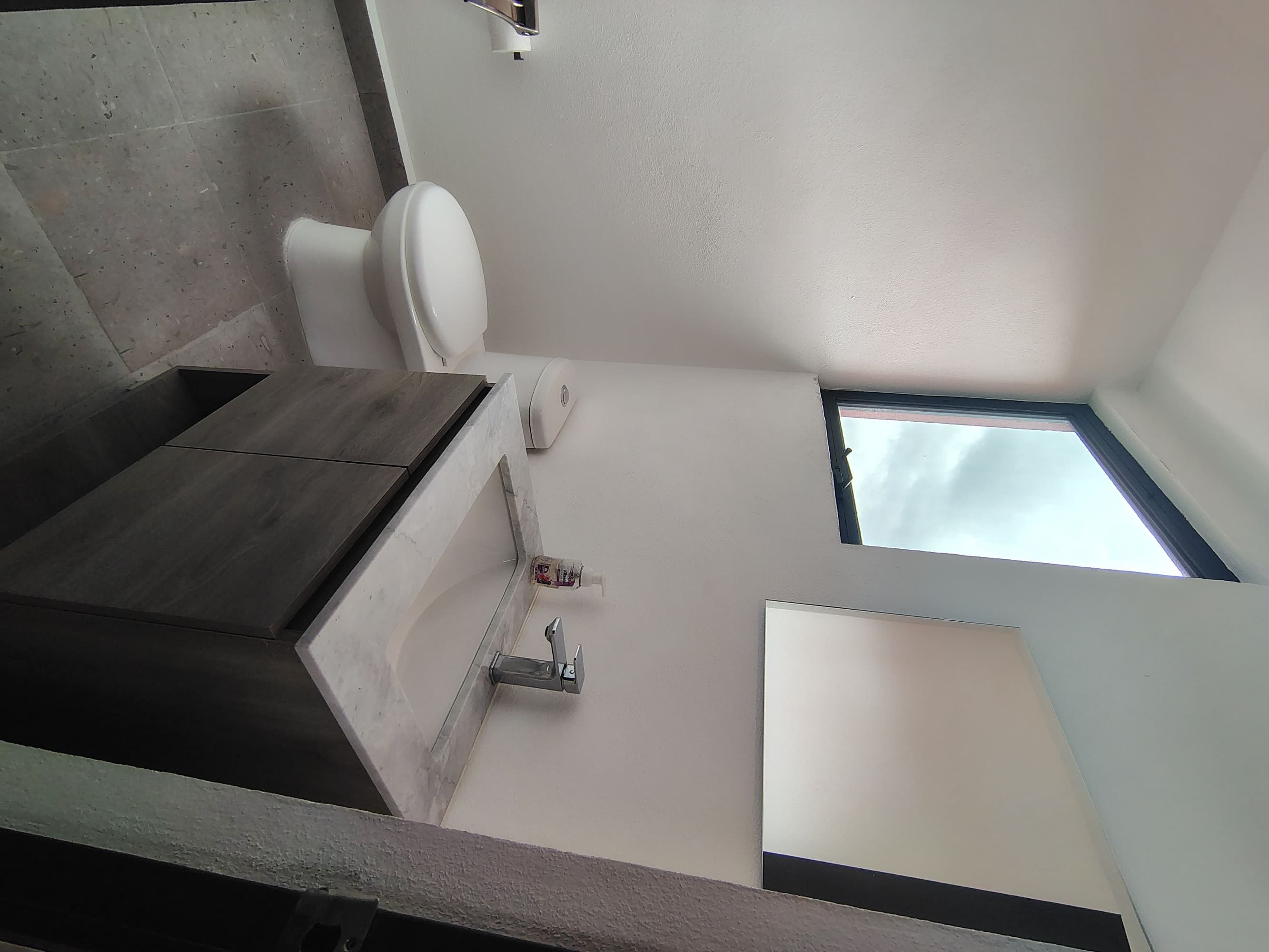 NUBE A 101 SAN FRANCISCO — San Miguel de Allende Centro, San Miguel de Allende — photo 19 — bright, minimalist bathroom with skylight