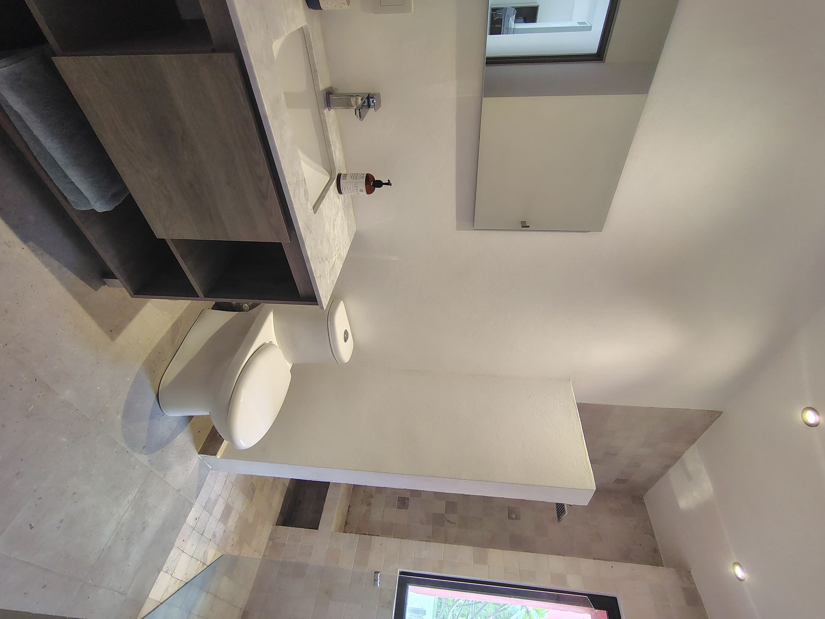 NUBE A 101 SAN FRANCISCO — San Miguel de Allende Centro, San Miguel de Allende — photo 11 — bright, modern bathroom with skylight