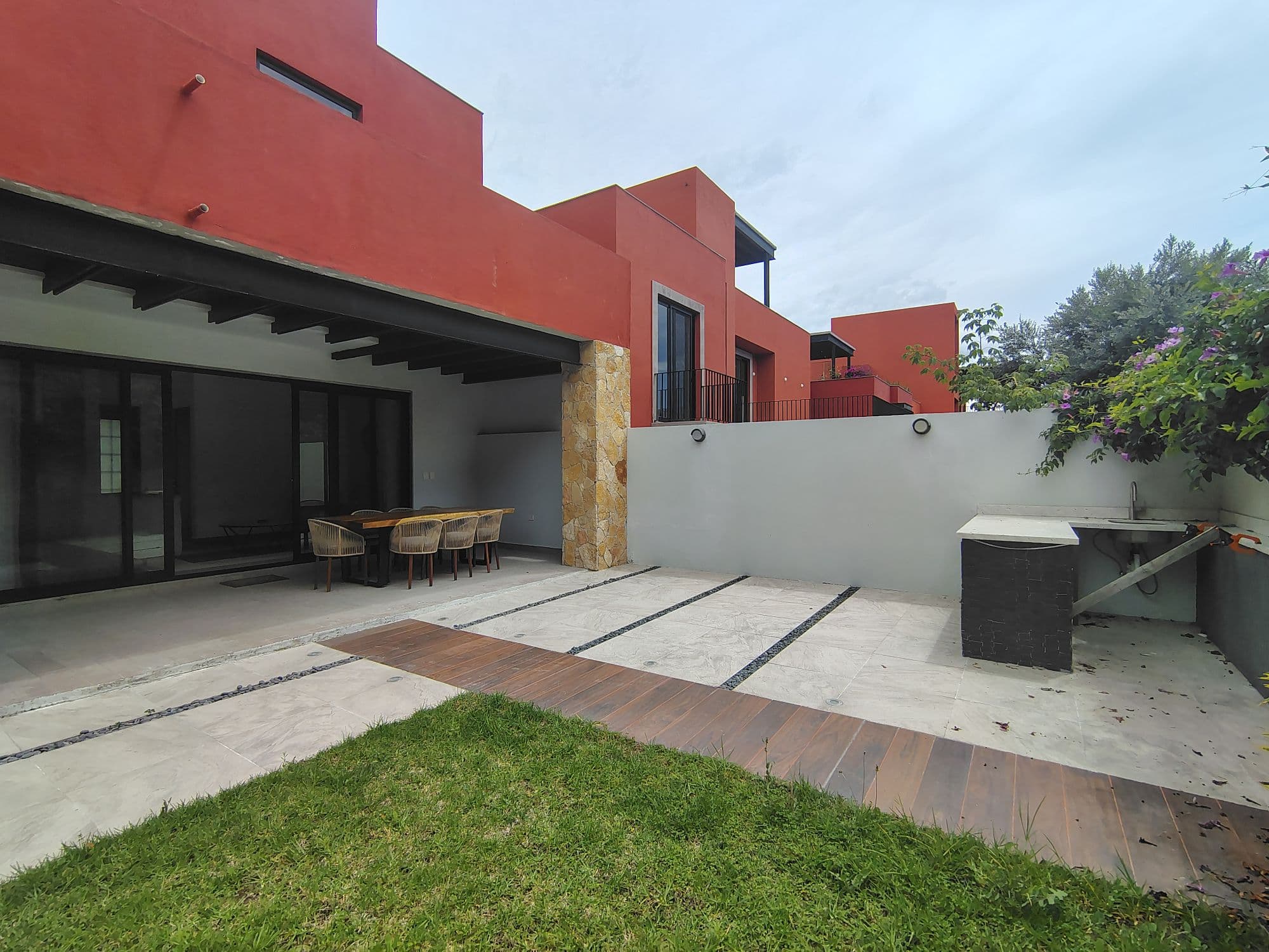 NUBE A 101 SAN FRANCISCO — San Miguel de Allende Centro, San Miguel de Allende — photo 7 — contemporary courtyard with sophisticated outdoor living