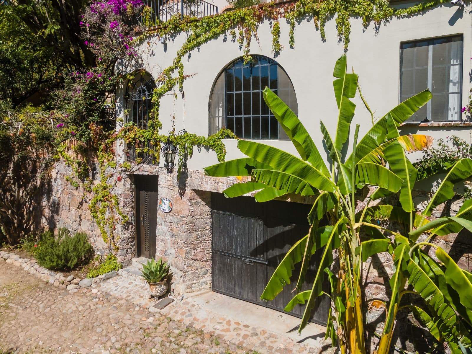 Casa Shangri-La — Centro, San Miguel de Allende — photo 2 — charming colonial courtyard, vibrant tropical garden