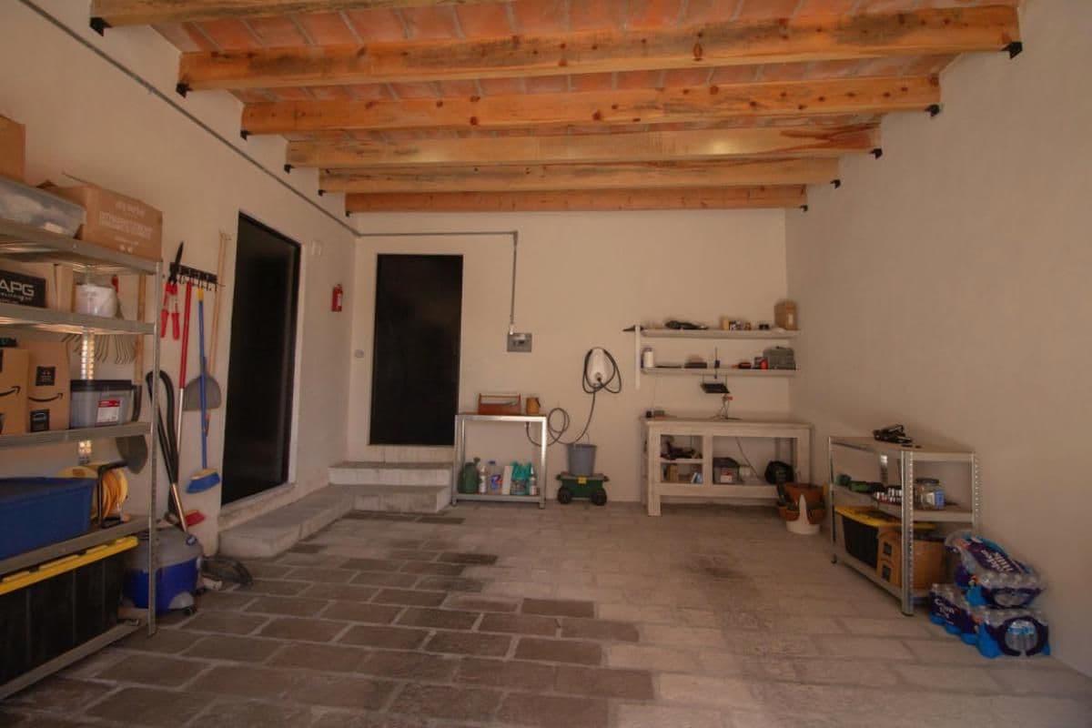1959 Orizaba 112 — San Antonio, San Miguel de Allende — photo 18 — rustic beamed garage with potential
