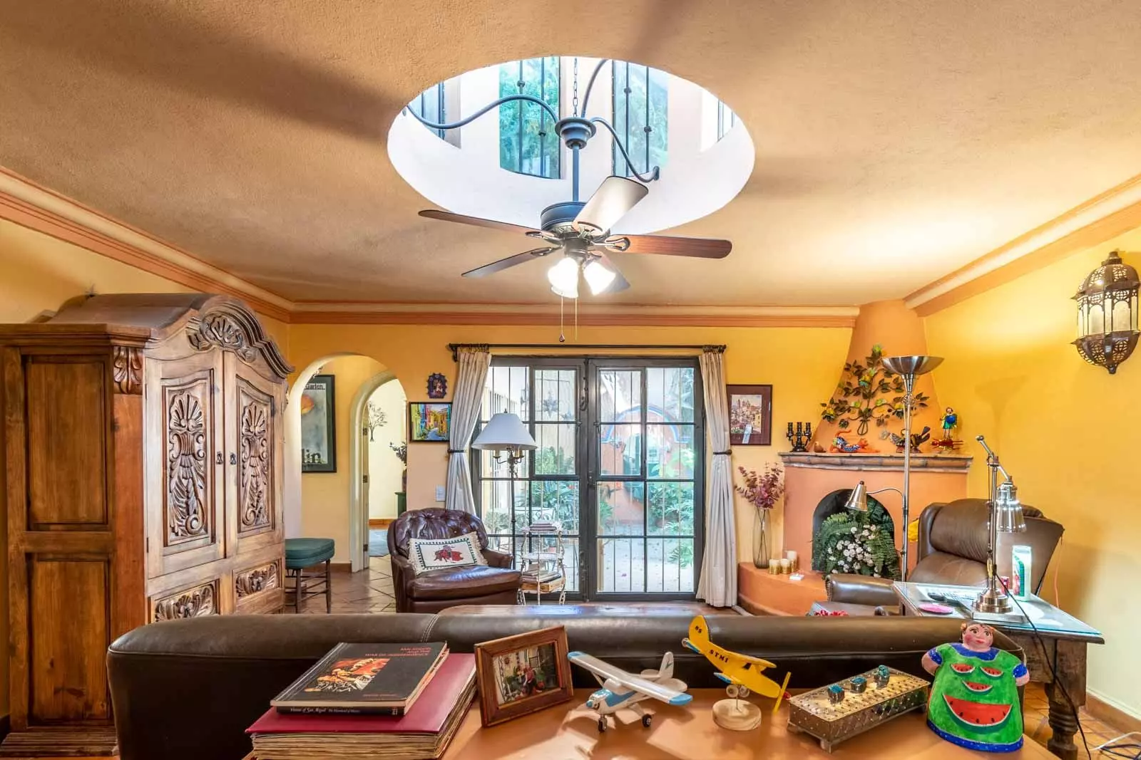 Rosal 26B — San Antonio, San Miguel de Allende — photo 5 — sunlit colonial living room, architectural elegance