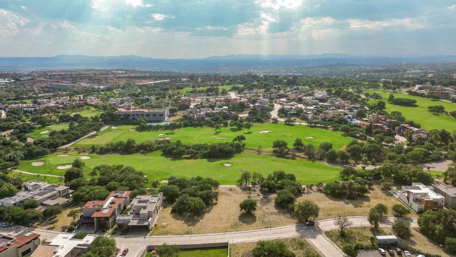Lot Marialba 68 — Club de Golf Ventanas, San Miguel de Allende — photo 10 — panoramic valley views, verdant golf course landscape