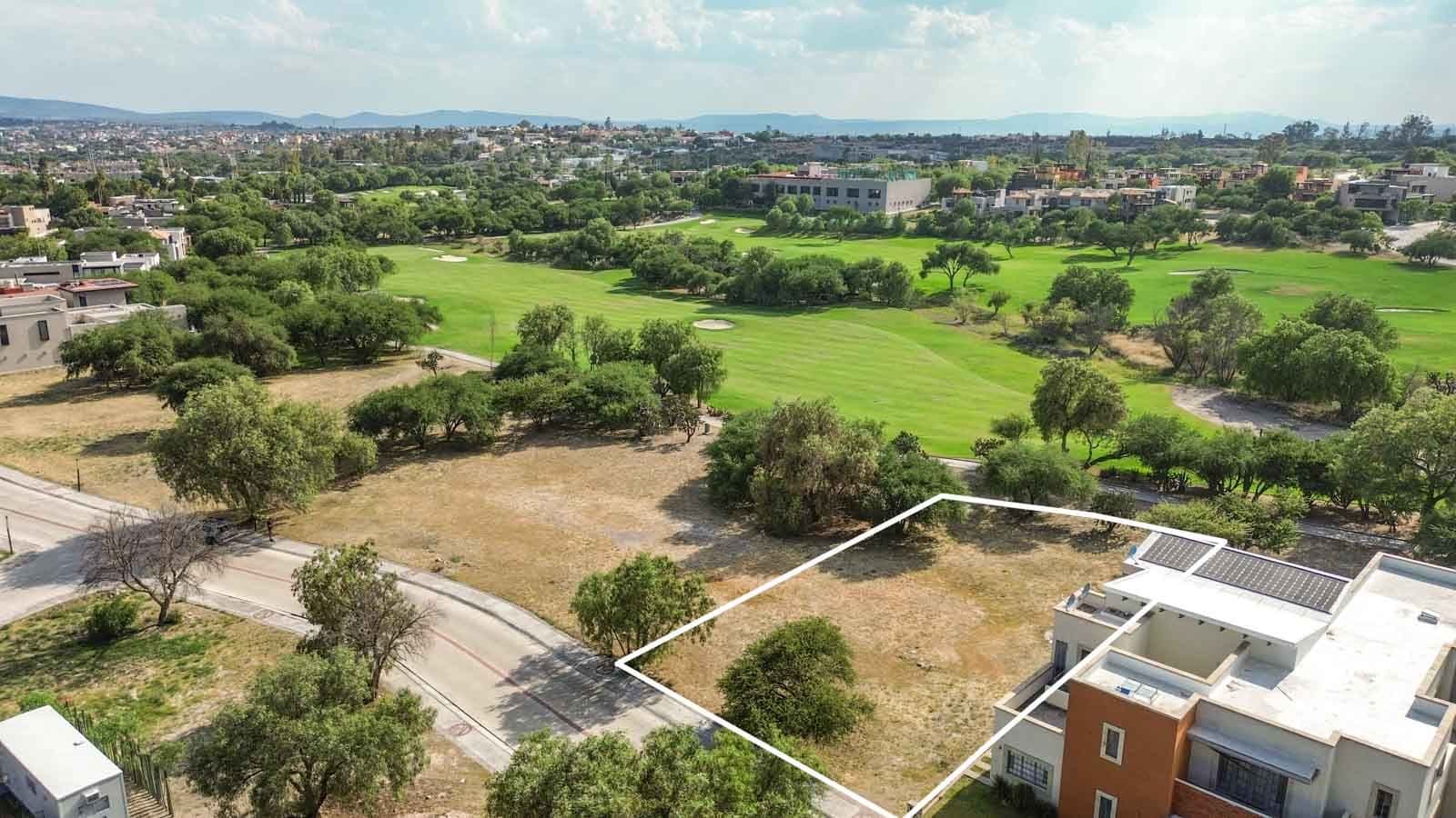 Lot Marialba 68 — Club de Golf Ventanas, San Miguel de Allende — photo 3 — verdant golf course views, prime development opportunity