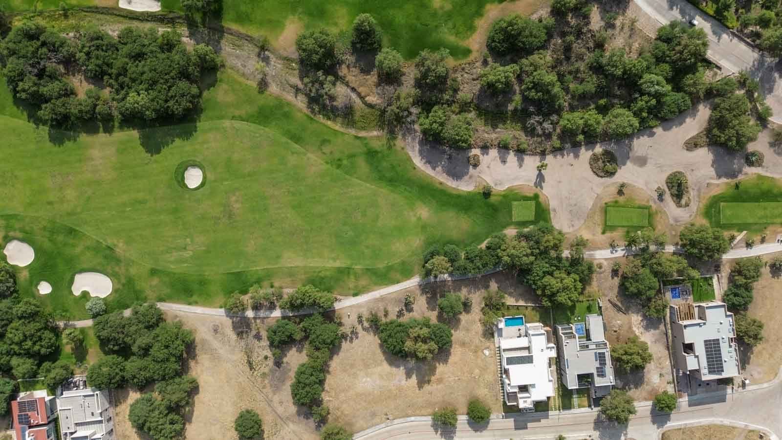 Lot Marialba 68 — Club de Golf Ventanas, San Miguel de Allende — photo 11 — lush gardens, modern elegance, verdant landscape