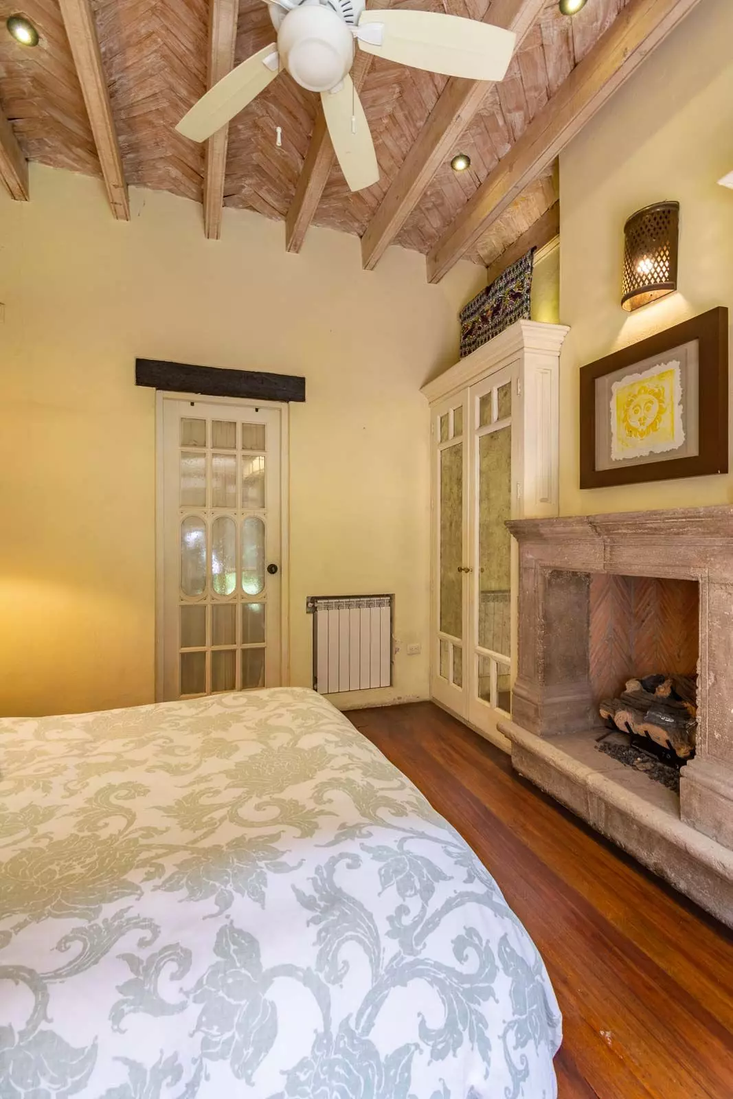 Casa la Perla — Ojo de Agua, San Miguel de Allende — photo 5 — luminous bedroom with architectural charm