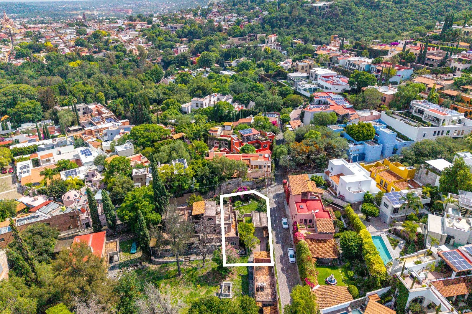 Lote Esquina — Guadiana, San Miguel de Allende — photo 3 — lush hillside sanctuary, verdant surroundings