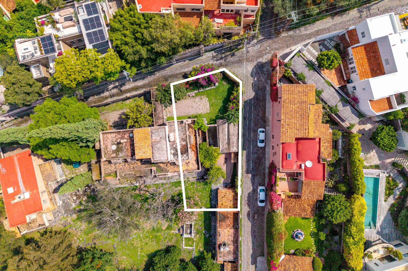 Lote Esquina — Guadiana, San Miguel de Allende — photo 2 — charming colonial restoration with verdant gardens