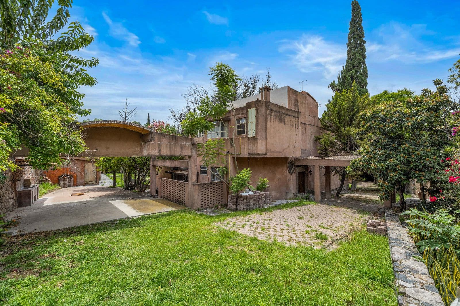 Lote Esquina — Guadiana, San Miguel de Allende — photo 9 — rustic charm meets lush gardens
