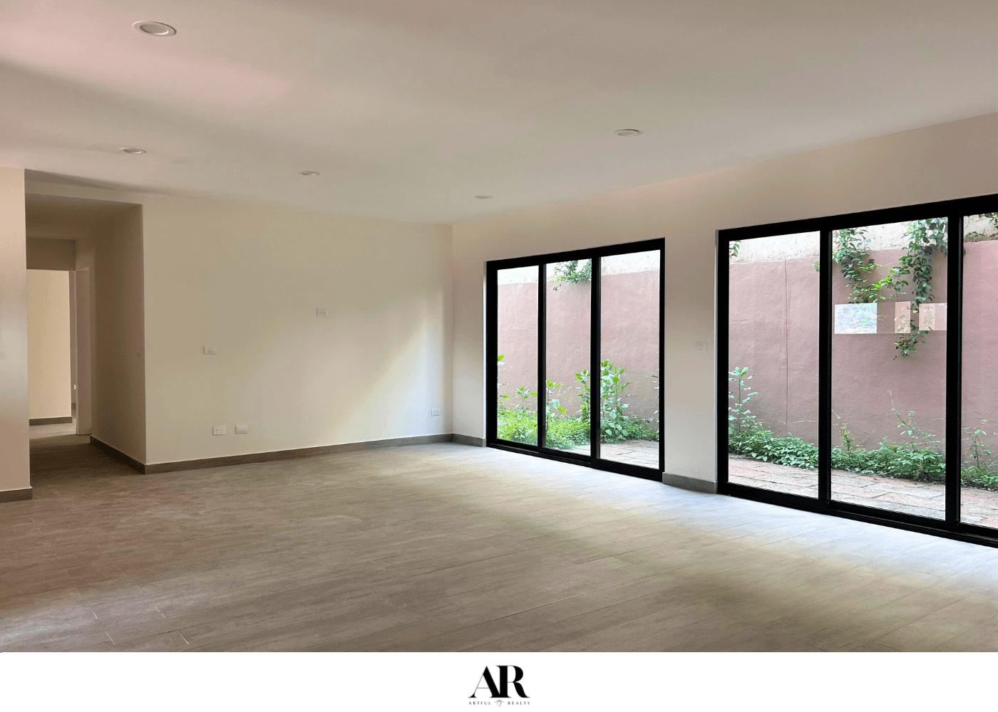 Residencia 15 B, Mezzanine con Roof Top Privado en Barrio Santo | Diseño, Amplitud y Estilo en San Miguel de Allende — San Miguel de Allende Centro, San Miguel de Allende — photo 3 — sun-drenched living space, garden views