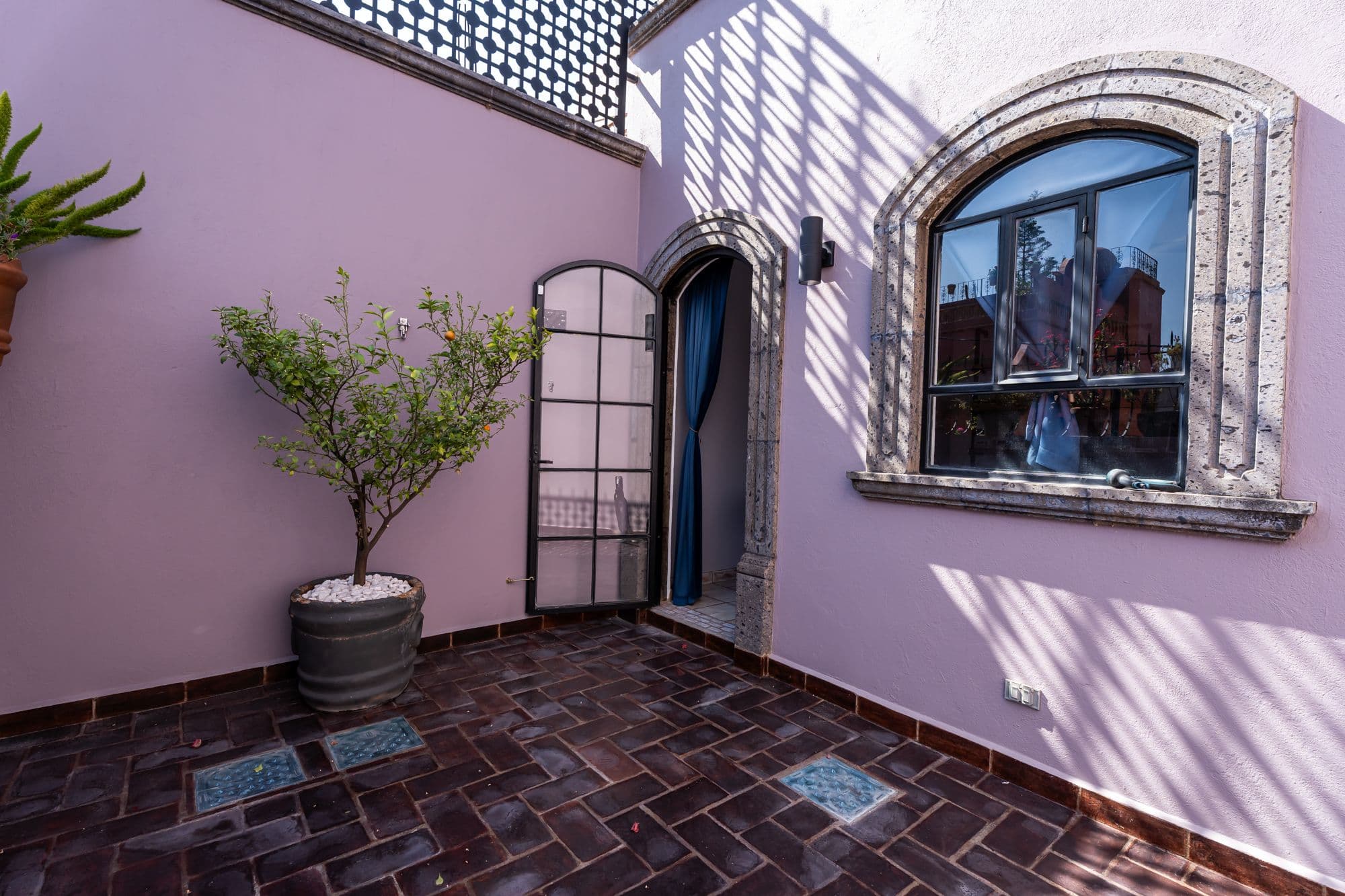 Casa Bruno — Guadalupe, San Miguel de Allende — photo 31 — sun-drenched courtyard, charming architectural details