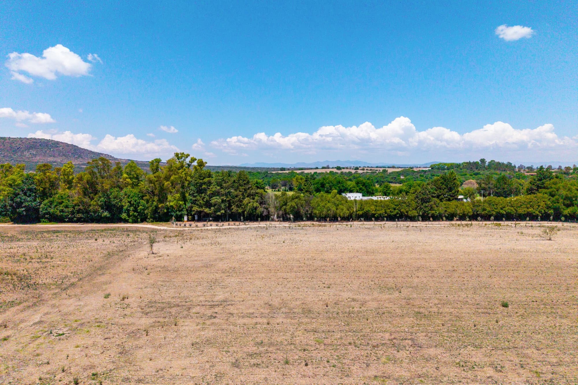 Macro lote Rancho Alegre — Centro, San Miguel de Allende — photo 11 — expansive countryside views, verdant riverside setting