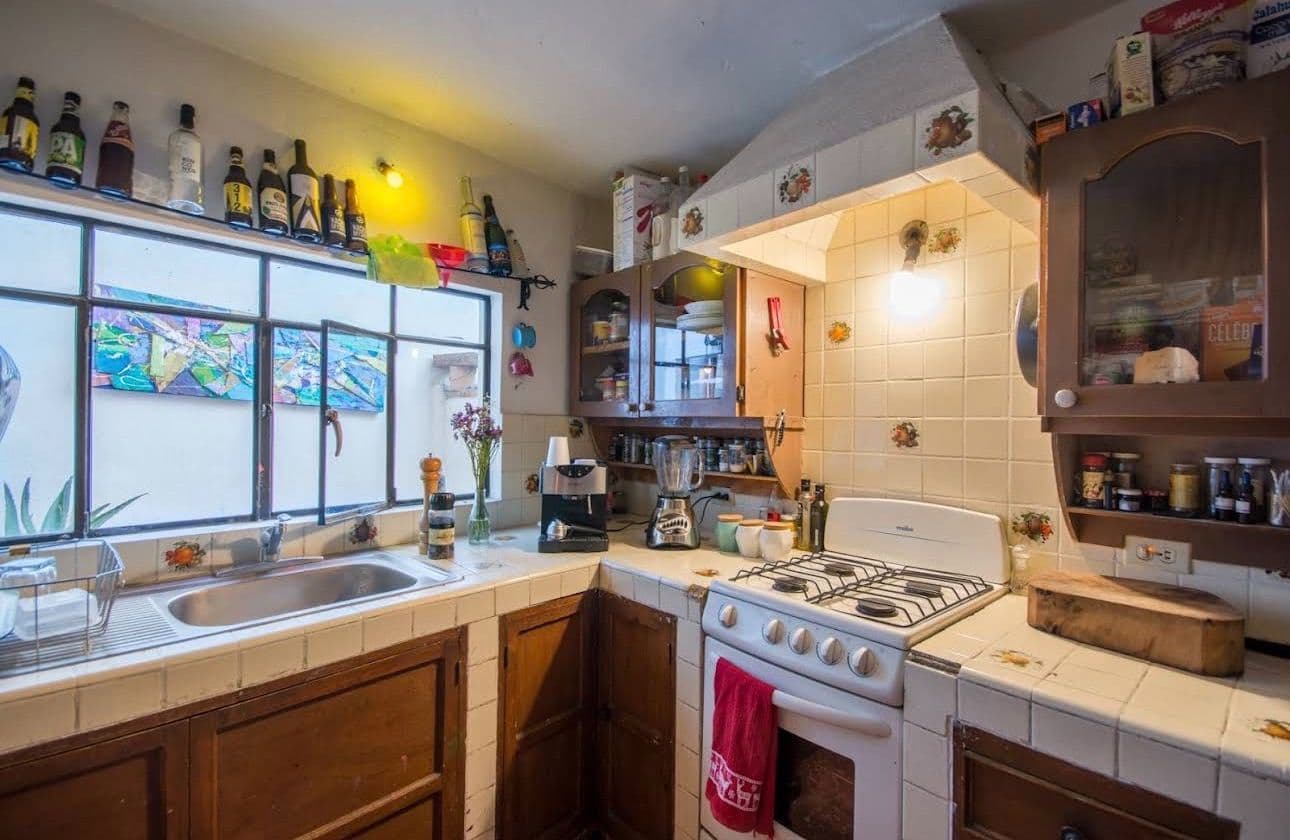 PROPIEDAD PARA REMODELAR CON GRAN POTENCIAL EN SAN ANTONIO — San Antonio, San Miguel de Allende — photo 6 — charming traditional kitchen, abundant natural light