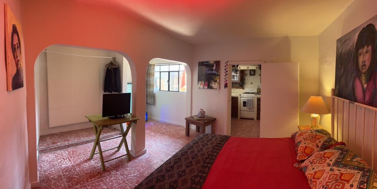 PROPIEDAD PARA REMODELAR CON GRAN POTENCIAL EN SAN ANTONIO — San Antonio, San Miguel de Allende — photo 8 — vibrant, light-filled colonial suite