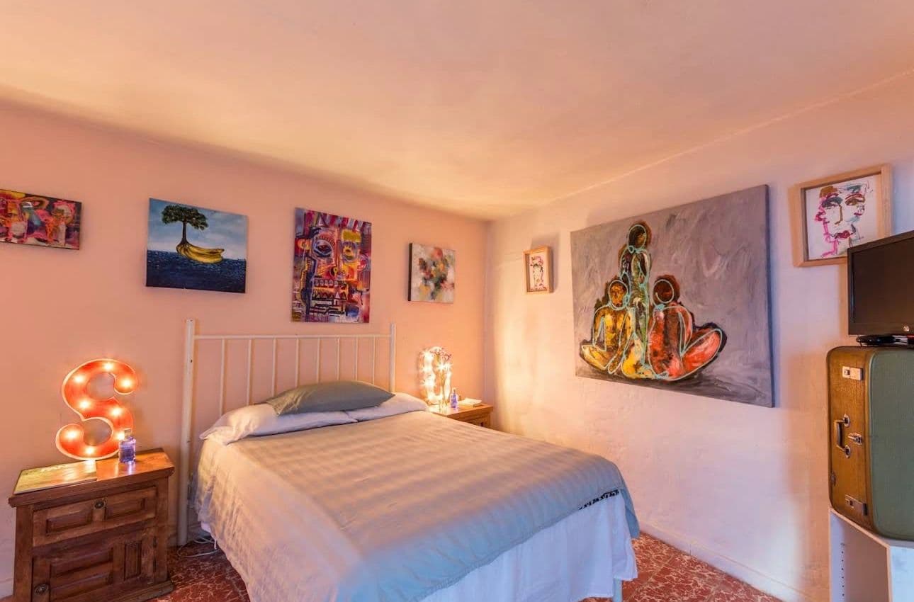 PROPIEDAD PARA REMODELAR CON GRAN POTENCIAL EN SAN ANTONIO — San Antonio, San Miguel de Allende — photo 7 — vibrant, artfully curated bedroom sanctuary