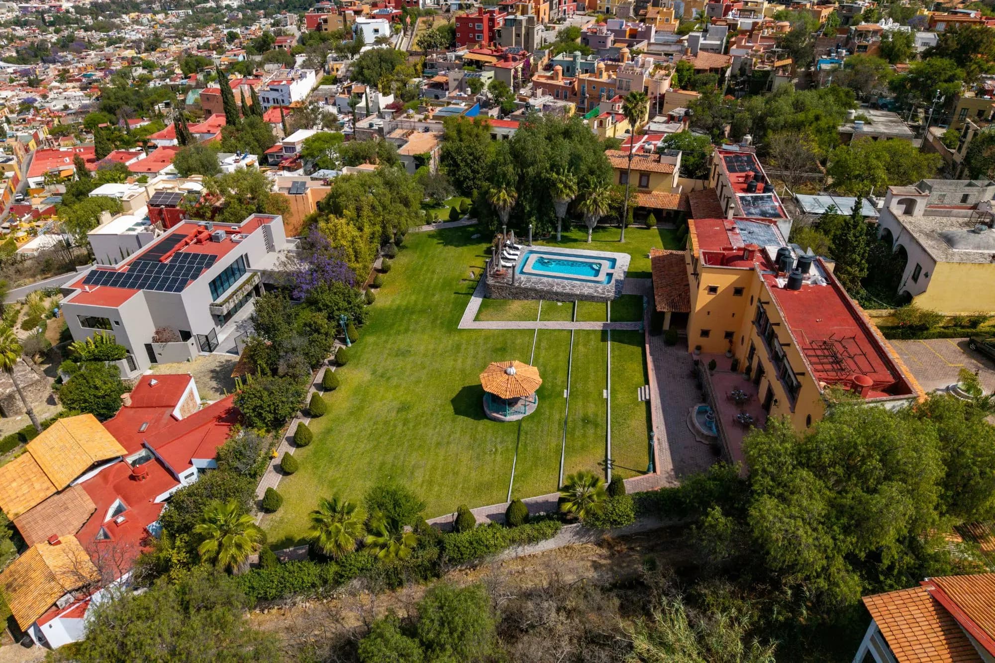 Hotel Mirador del Frayle — La Palmita, San Miguel de Allende — photo 24 — expansive manicured grounds with resort pool