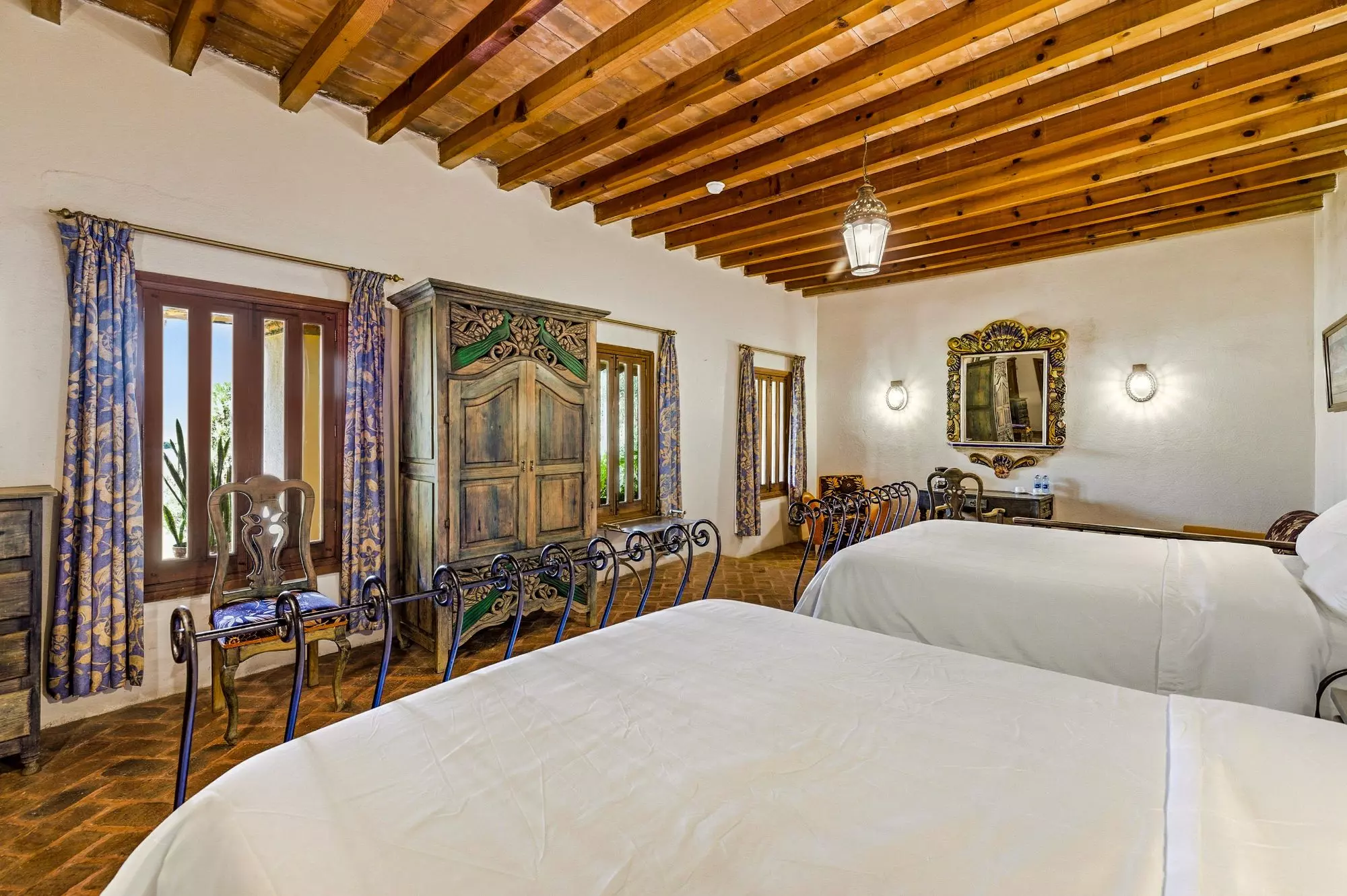 Hotel Mirador del Frayle — La Palmita, San Miguel de Allende — photo 18 — elegant colonial bedroom with rustic beams
