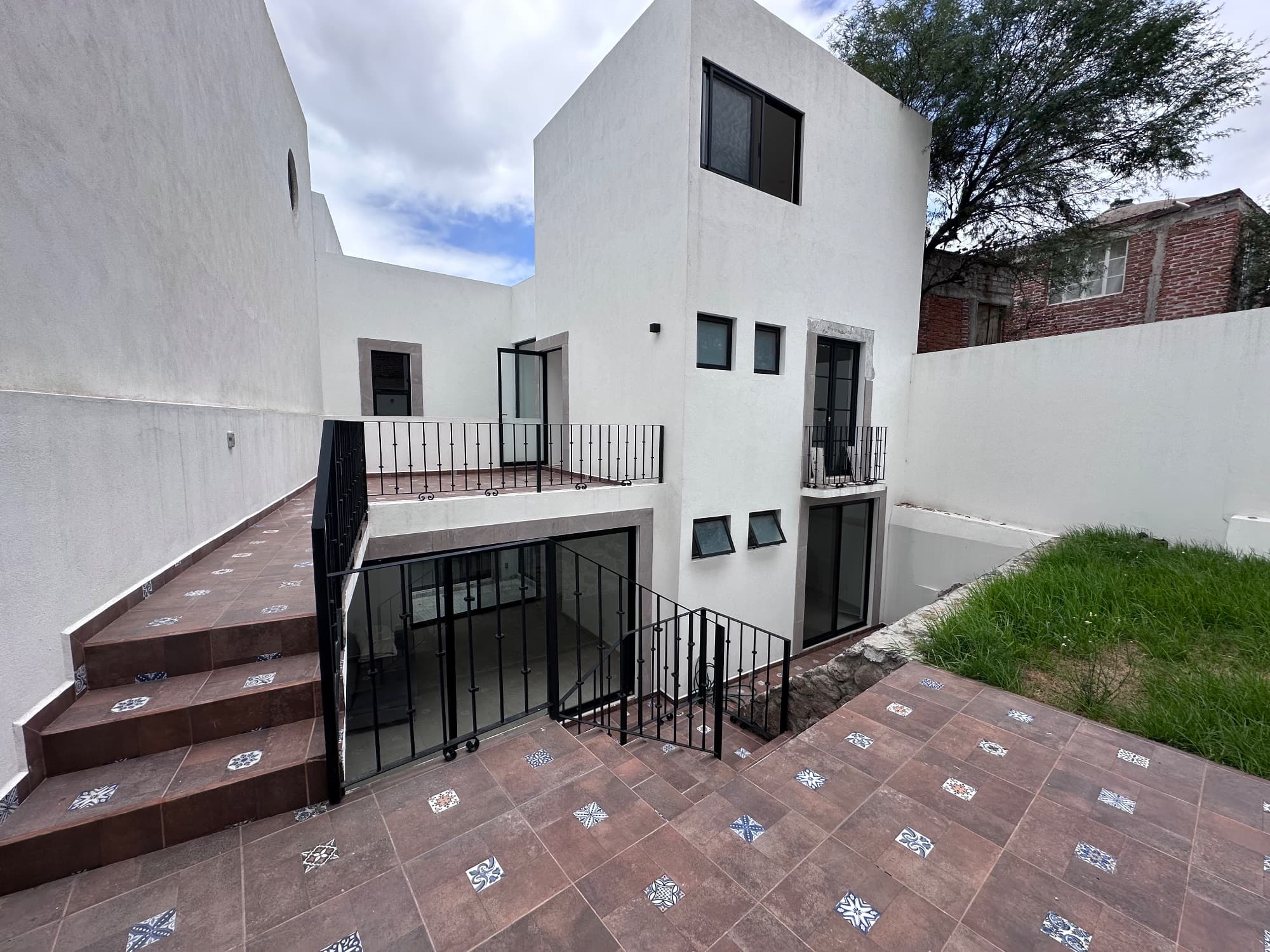 CASA VILLANUEVA — San Rafael, San Miguel de Allende — photo 8 — contemporary courtyard with soaring architectural details