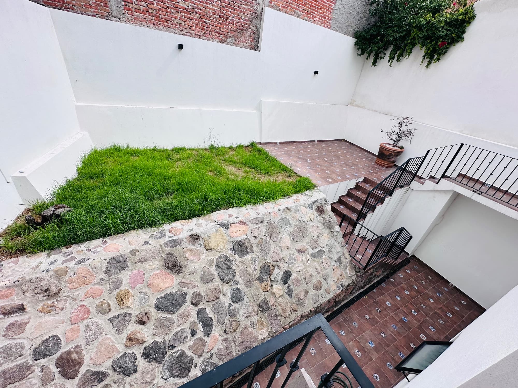 CASA VILLANUEVA — San Rafael, San Miguel de Allende — photo 9 — charming courtyard with authentic stone walls