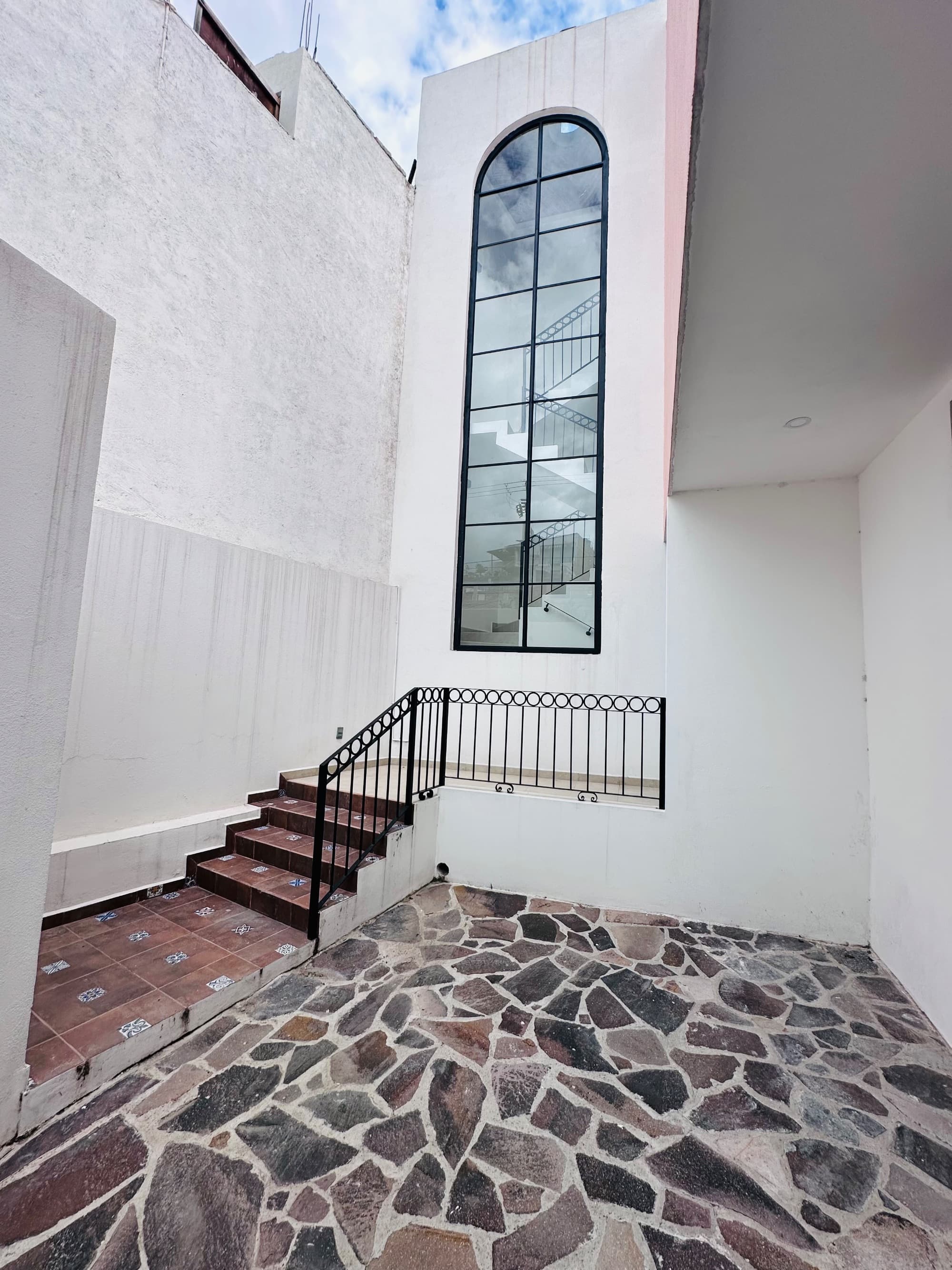 CASA VILLANUEVA — San Rafael, San Miguel de Allende — photo 7 — soaring arched window, architectural elegance