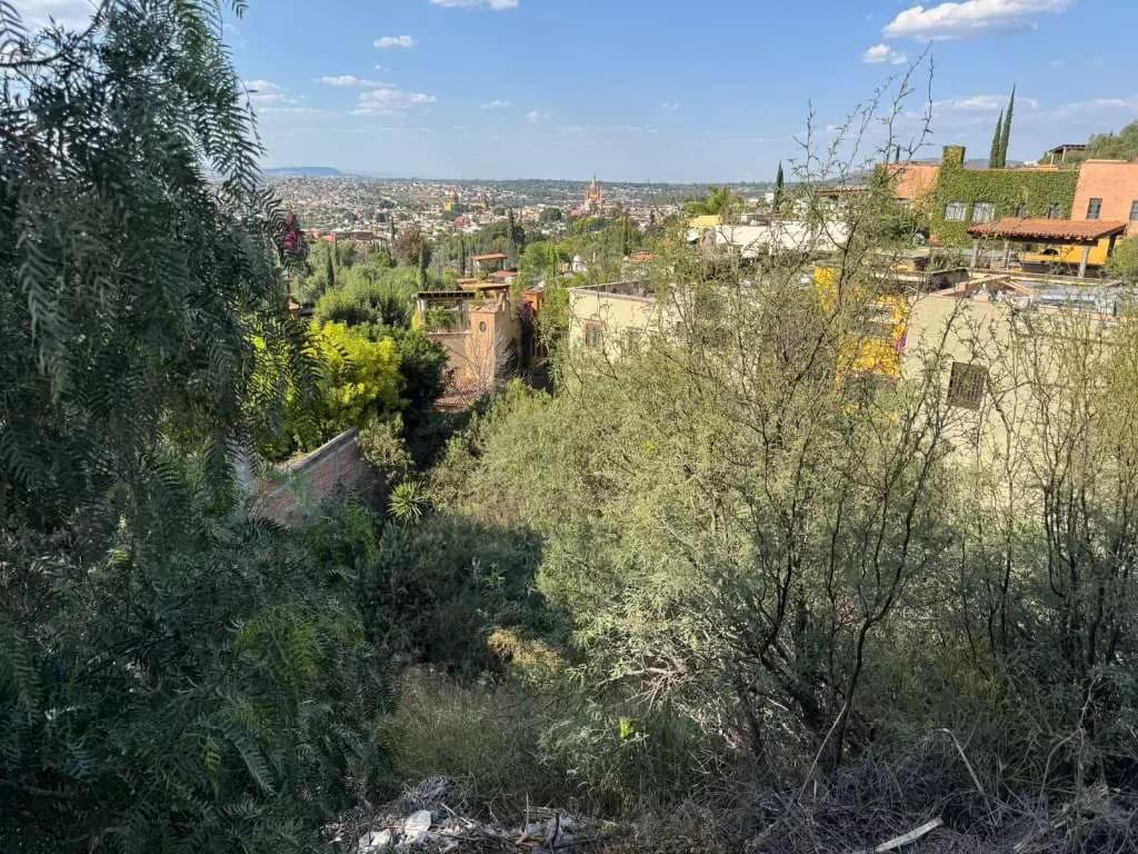 Callejón Ojo De Agua — Ojo de Agua, San Miguel de Allende — photo 6 — sweeping colonial views, verdant hillside setting