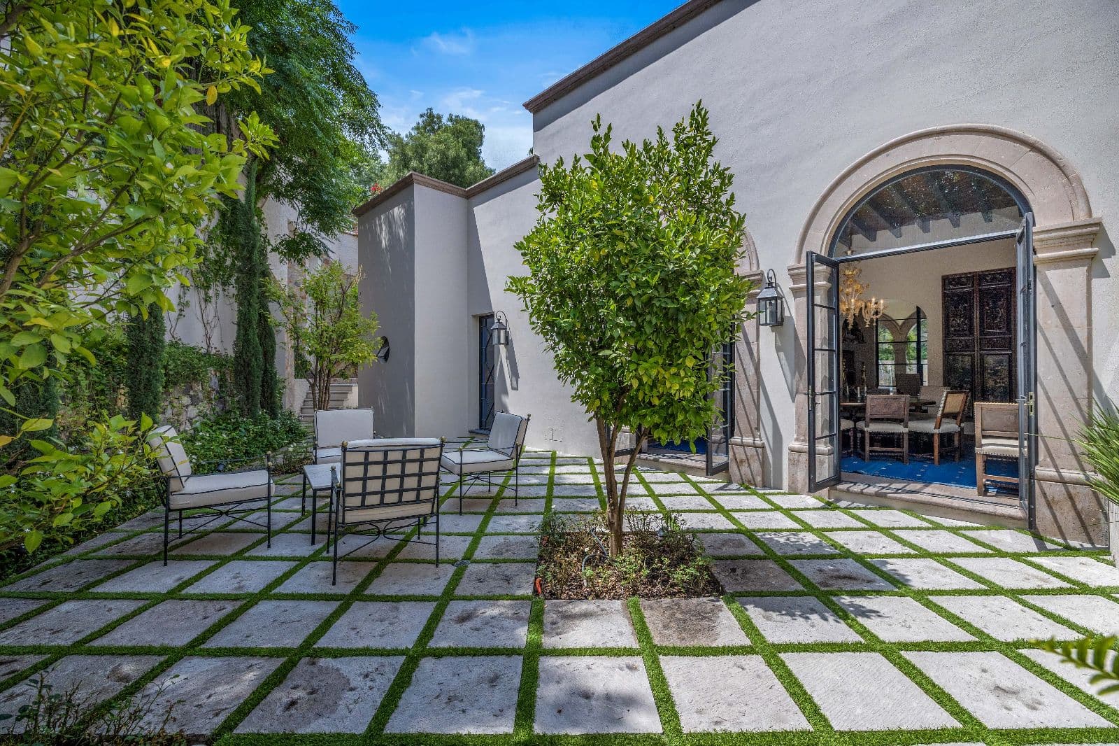 Privada Baeza — Centro, San Miguel de Allende — photo 7 — serene courtyard with arched entryway