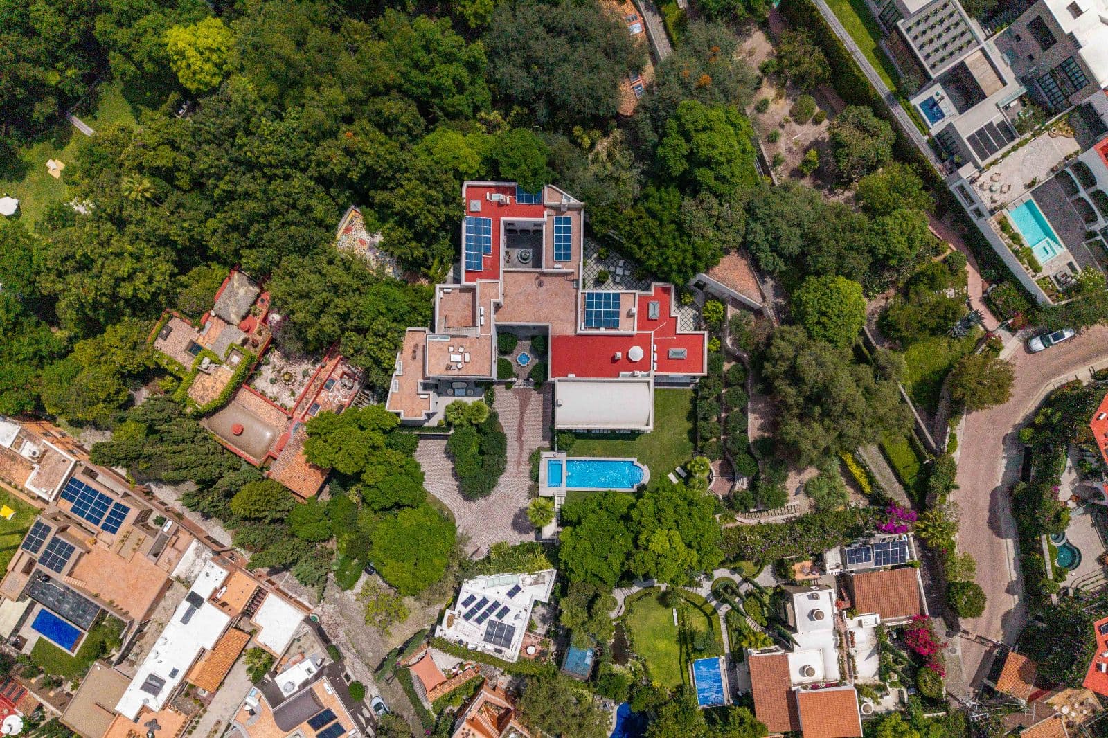 Privada Baeza — Centro, San Miguel de Allende — photo 26 — contemporary sanctuary surrounded by lush gardens