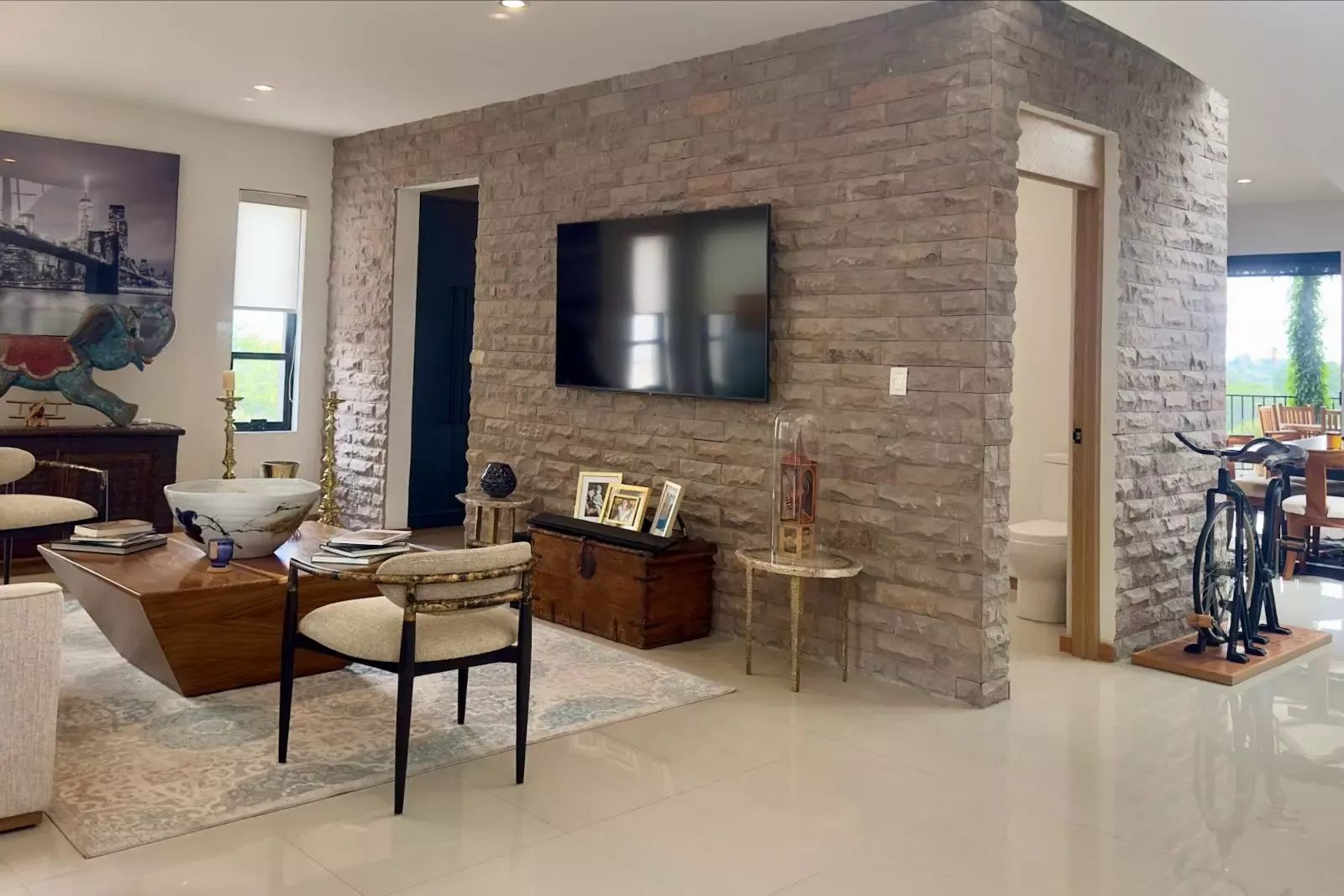 CASA CORDOBA — Residencial Malanquin la Mesa, San Miguel de Allende — photo 17 — sophisticated open-plan living with architectural details